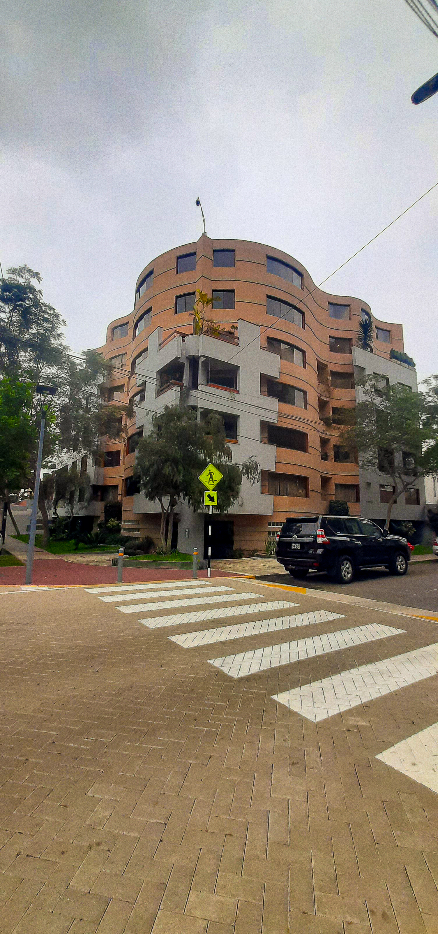 En Venta Departamento dúplex tipo casa en Zona de Embajadas San Isidro - Parque Boza