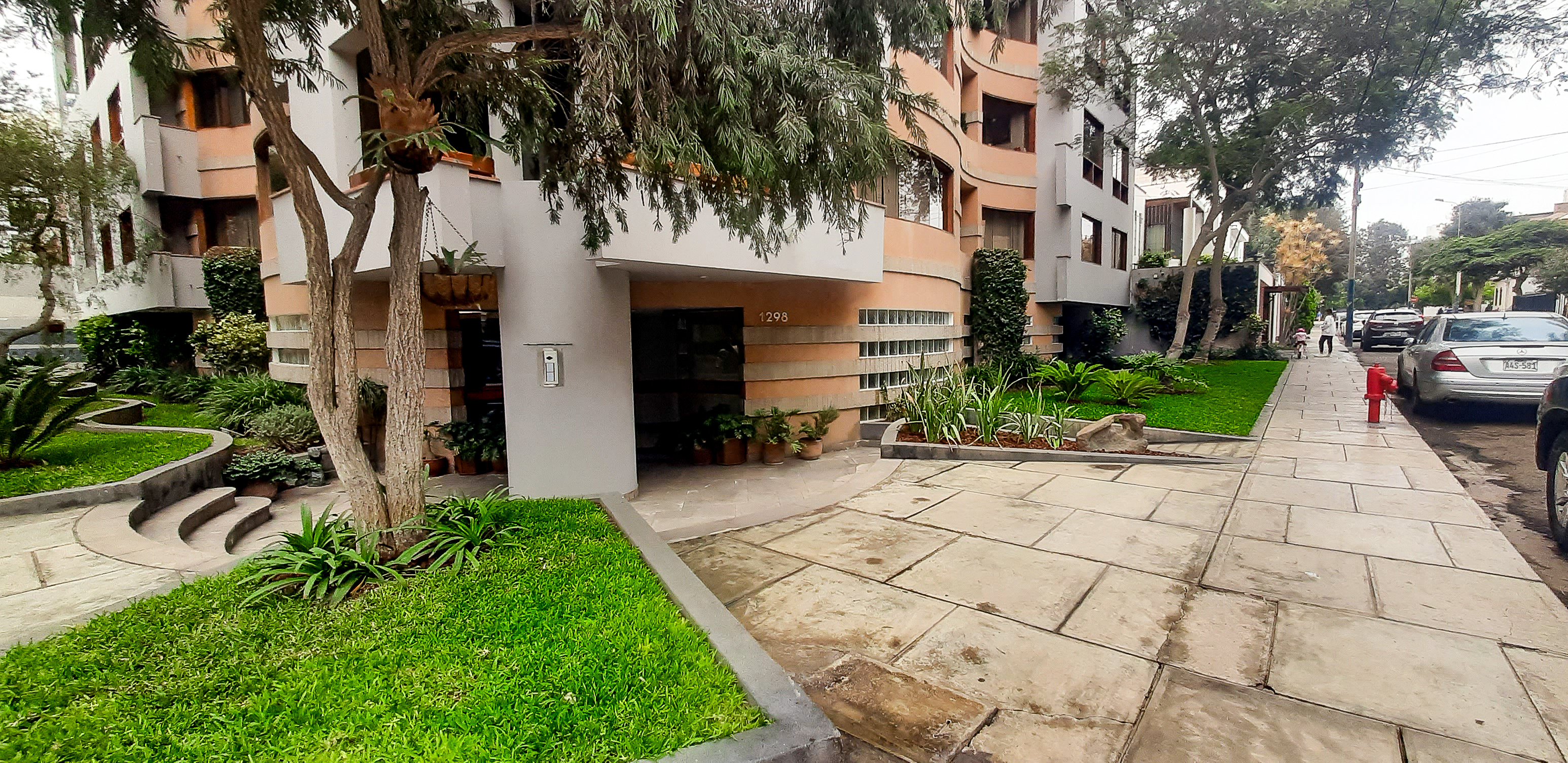 En Venta Departamento dúplex tipo casa en Zona de Embajadas San Isidro - Parque Boza