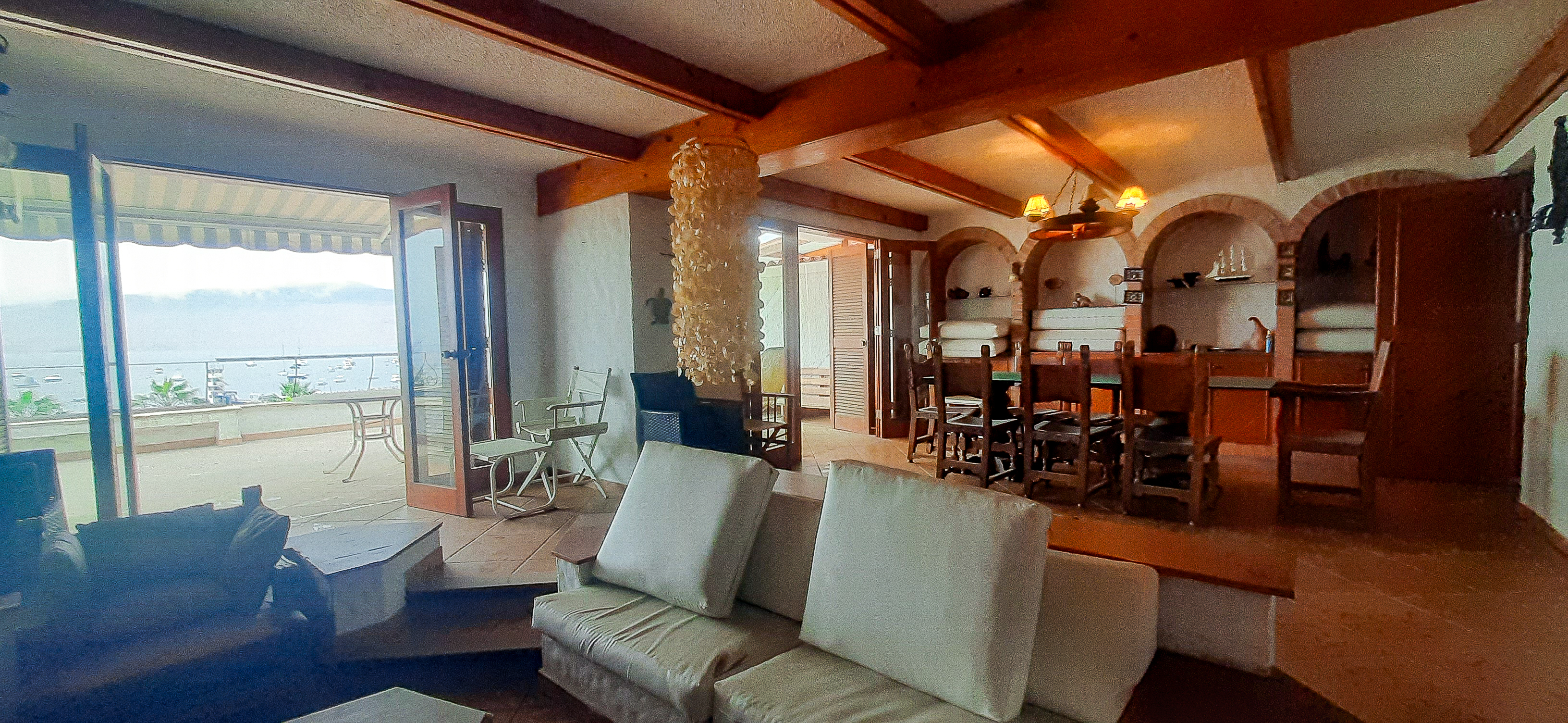 En Venta Casa Próxima al Yatch Club de Ancón. Terraza con vistas dominantes a la Bahía.