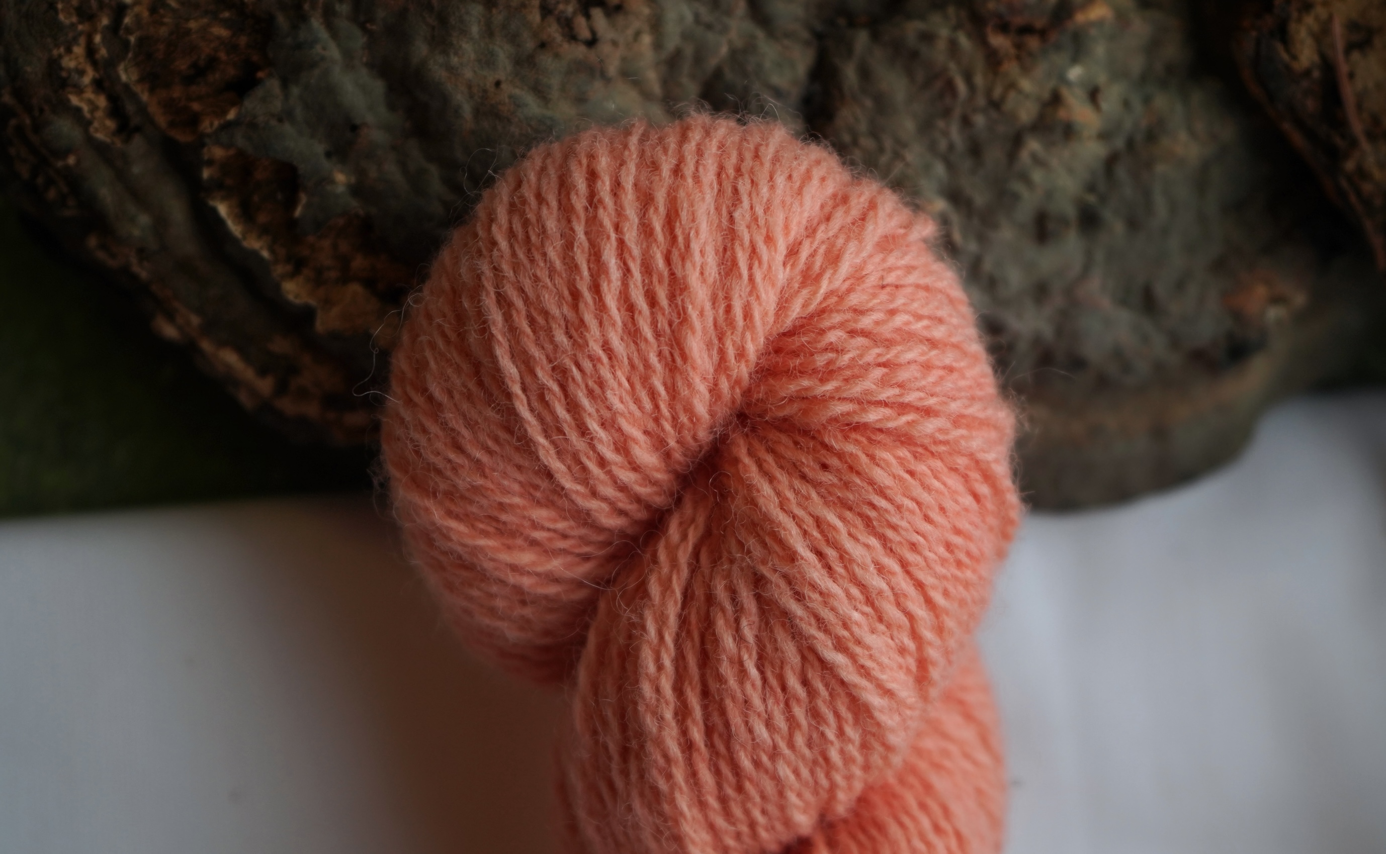 Botanically dyed wool yarn "Peach pink", 50 g