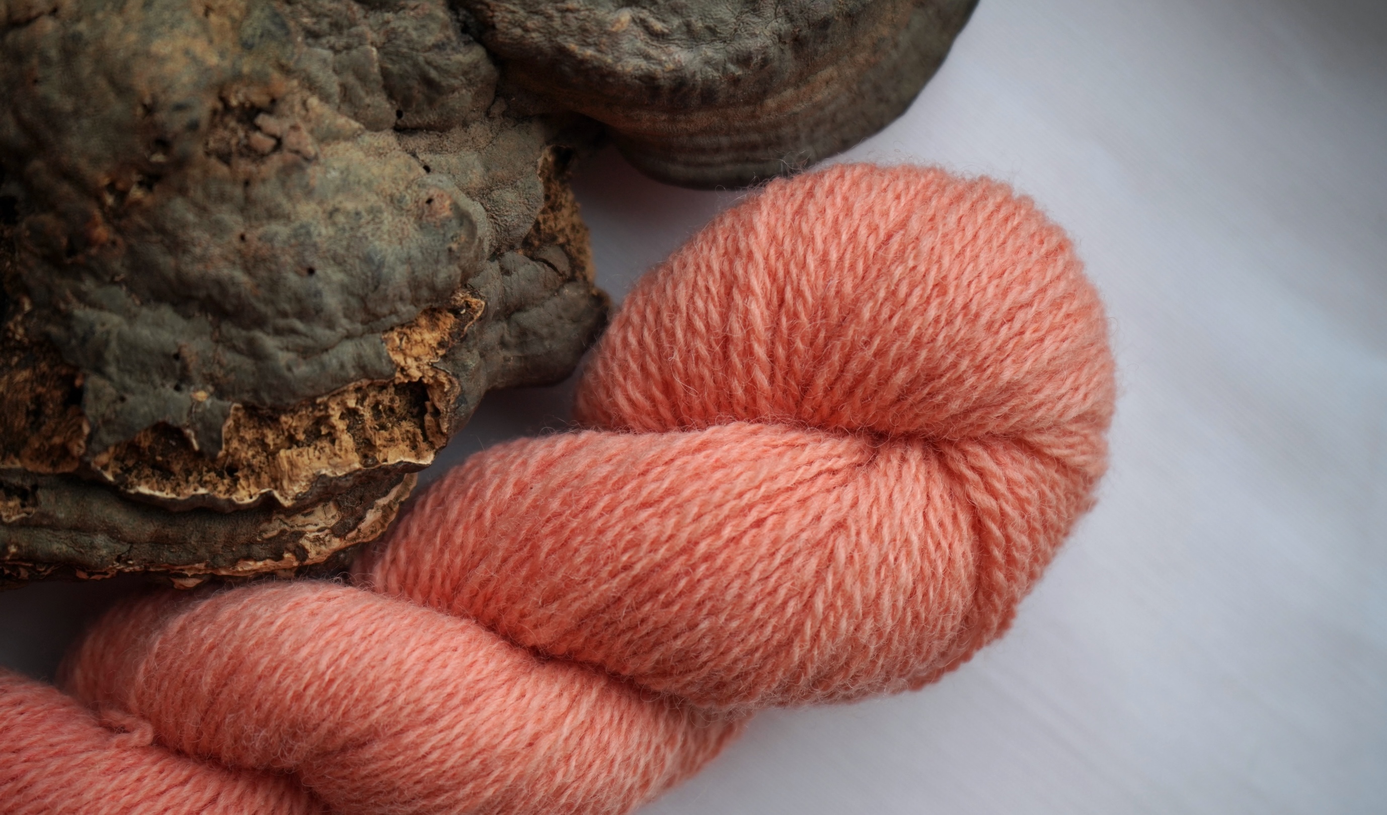 Botanically dyed wool yarn "Peach pink", 50 g