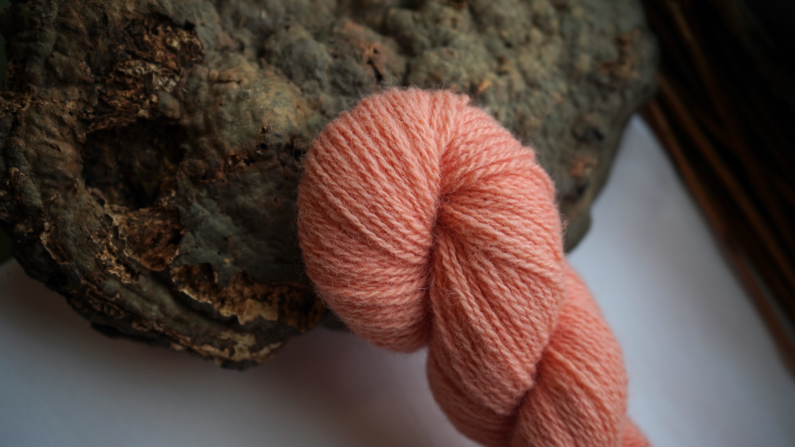 Botanically dyed wool yarn "Peach pink", 50 g