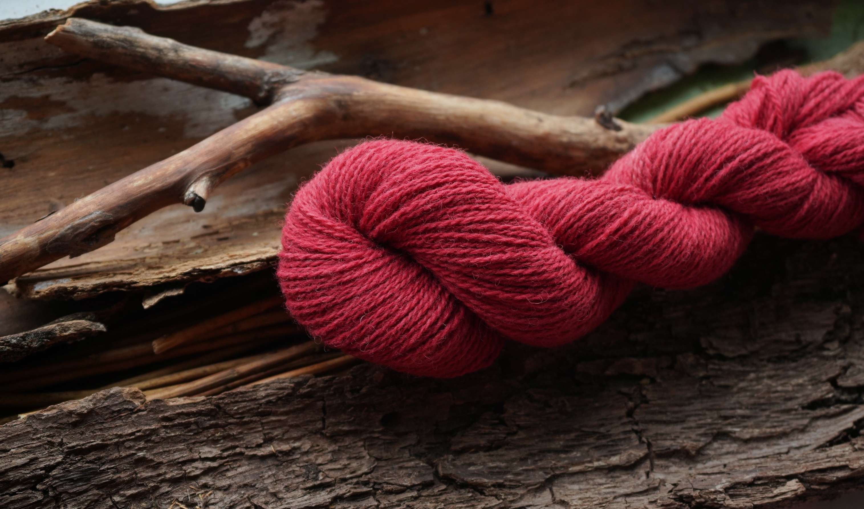 Plant dyed wool yarn "Winterberry red", 50 g