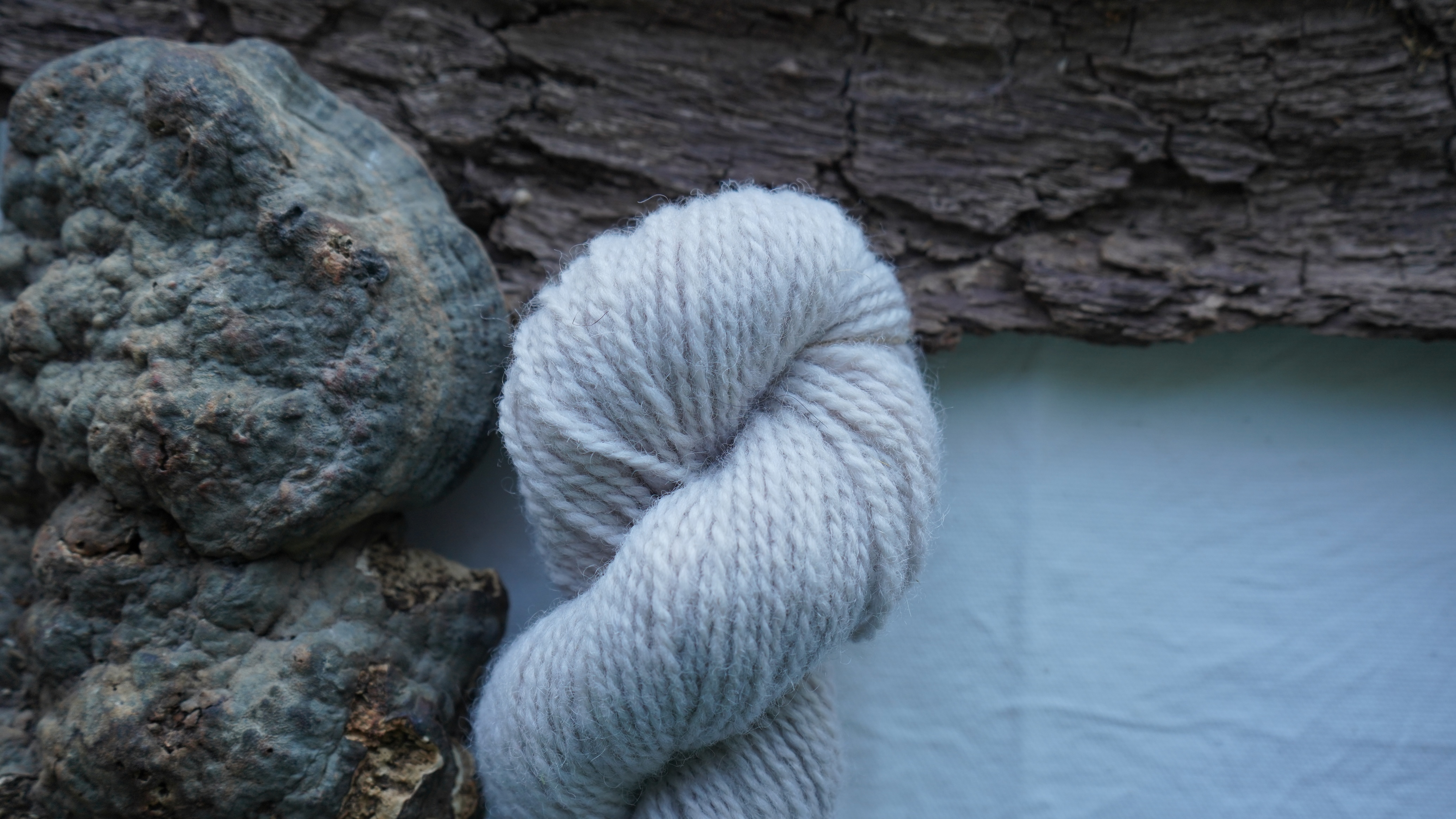 Botanically dyed wool yarn "Pink marble". Wortsted weight