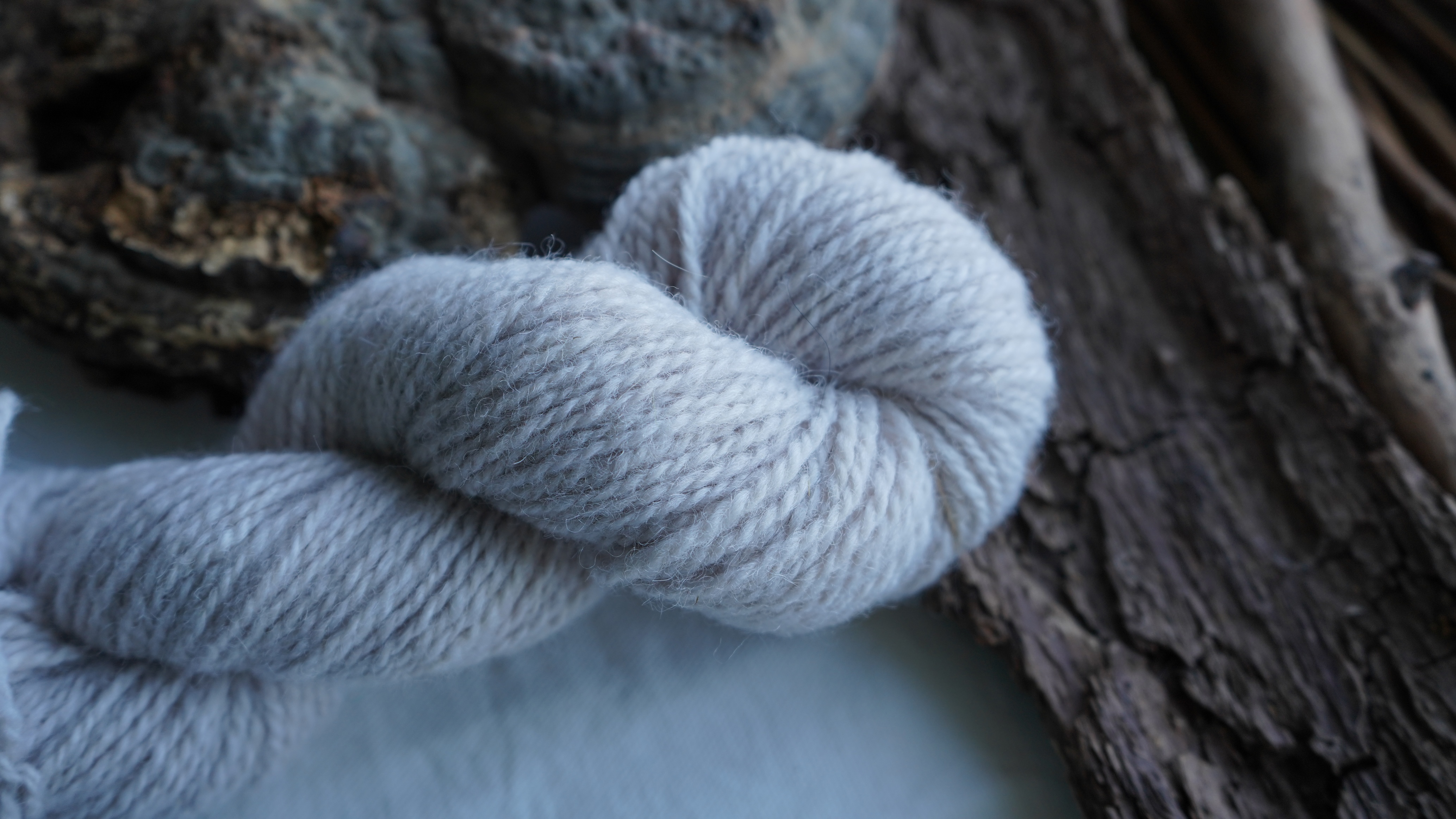 Botanically dyed wool yarn "Pink marble". Wortsted weight