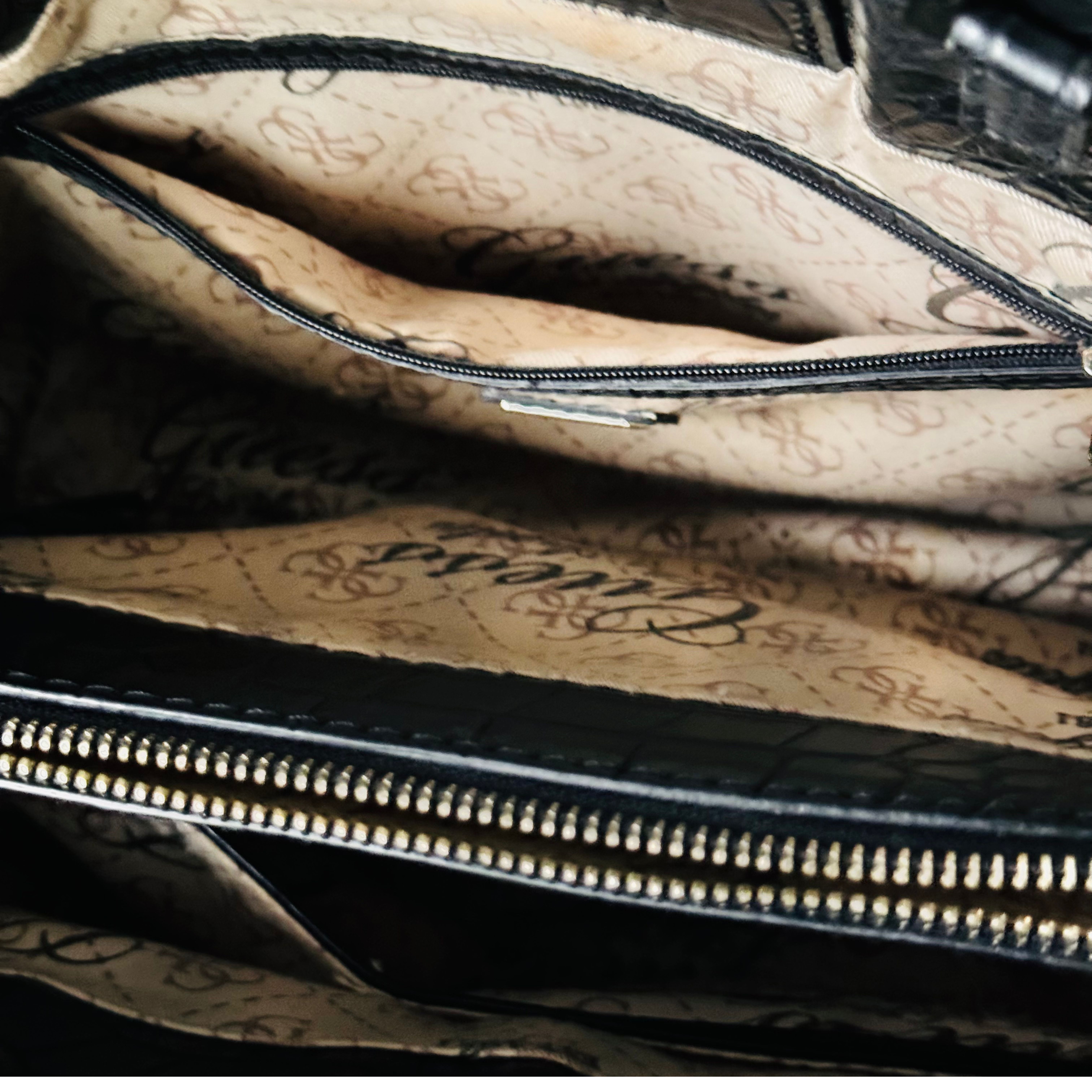 Sac Guess effet crocodile grand modèle 