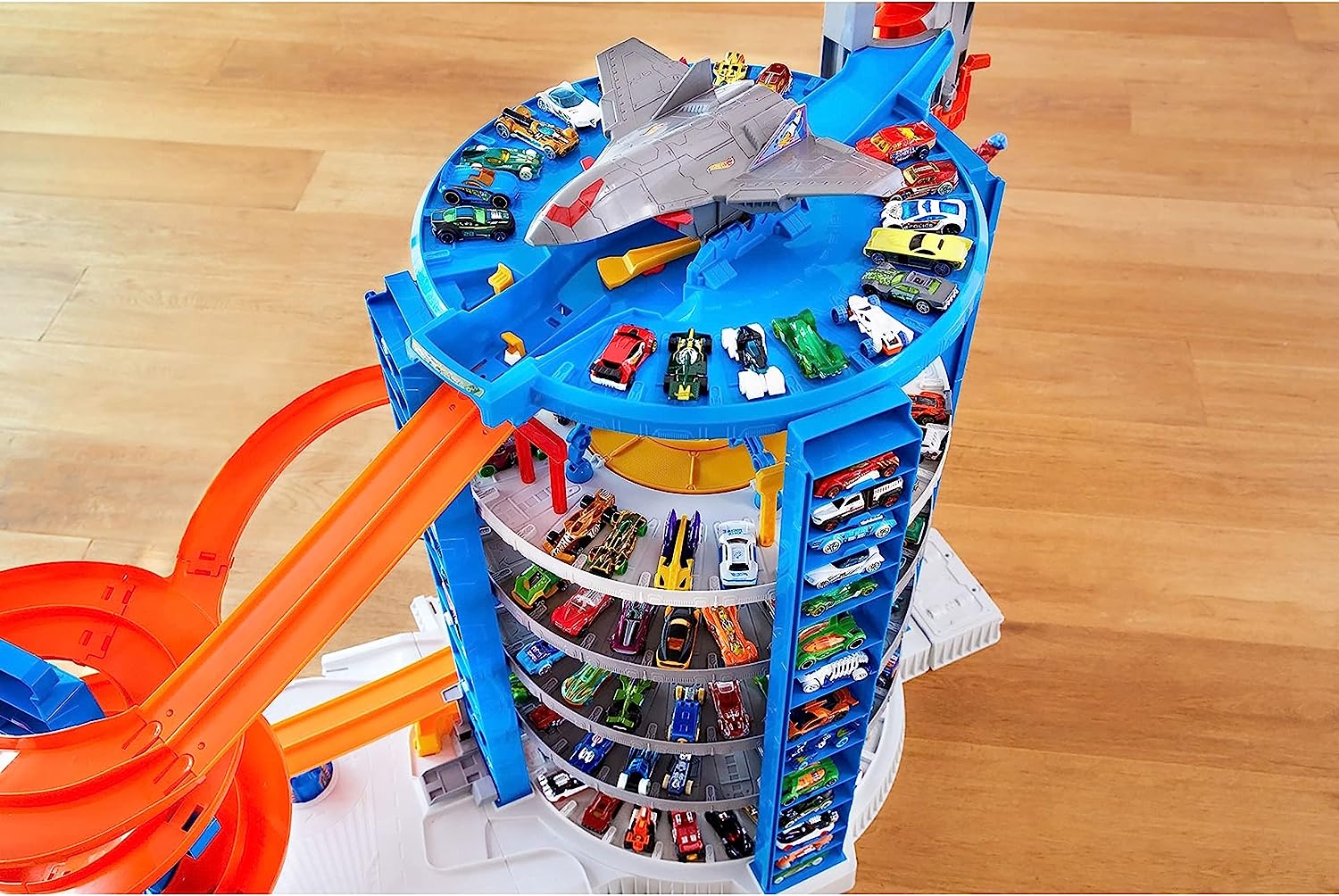 Hot Wheels Toy Car Track Set & 4 1:64 Scale Cars, Super Ultimate Garage, 3+ Ft Tall with Motorized Gorilla & Storage for 140 Cars