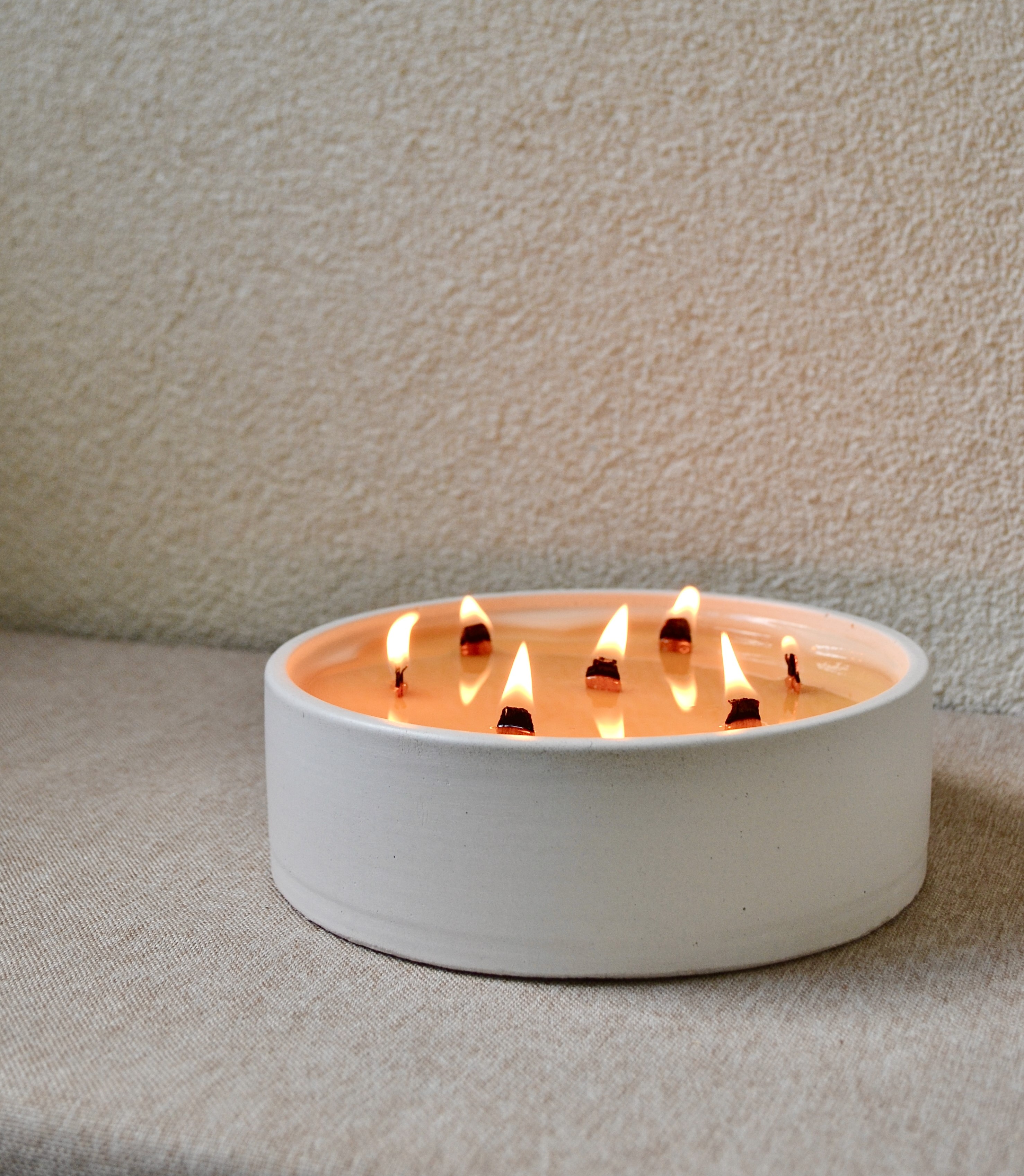 Didelė žvakė betono dubenyje