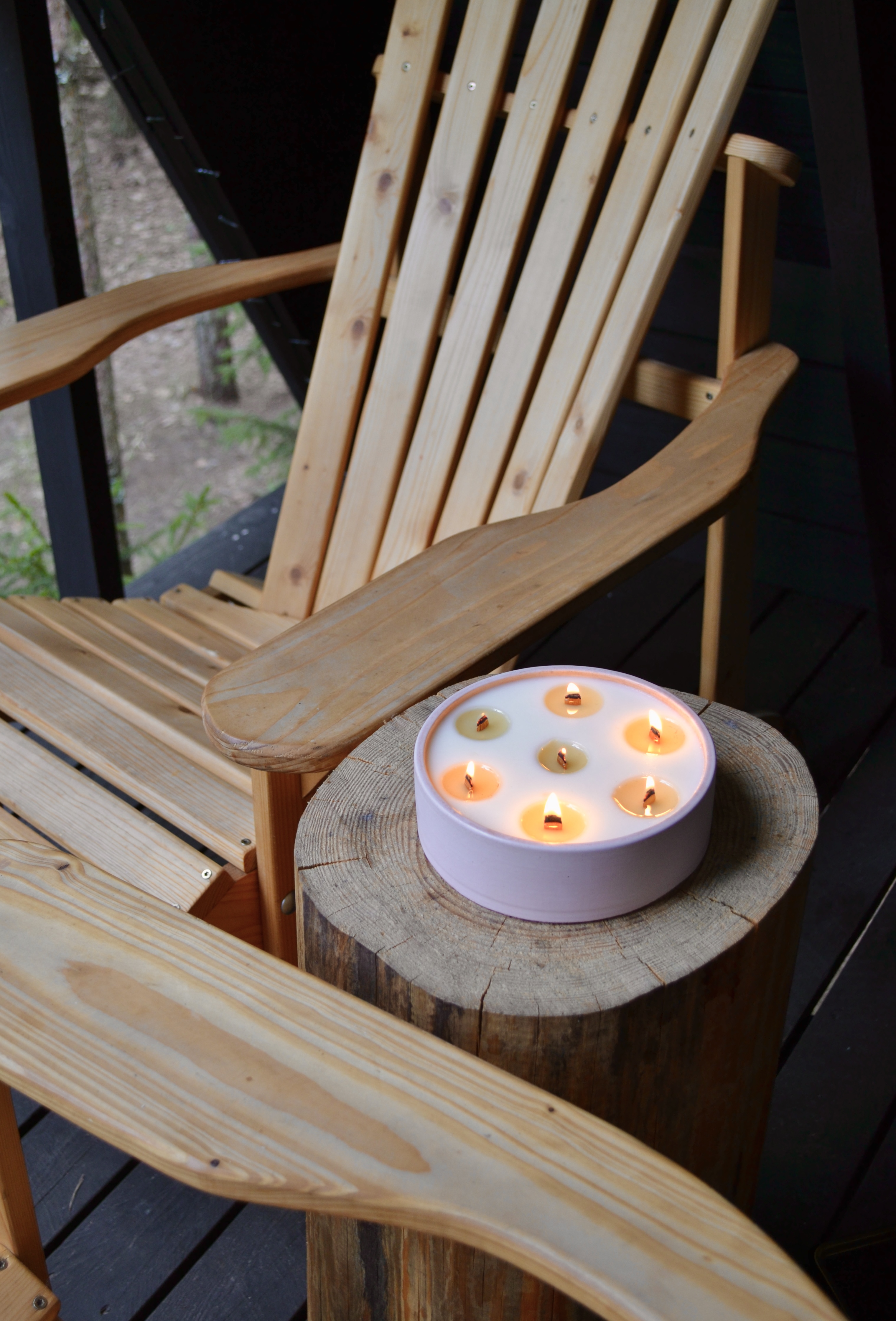 Didelė žvakė betono dubenyje