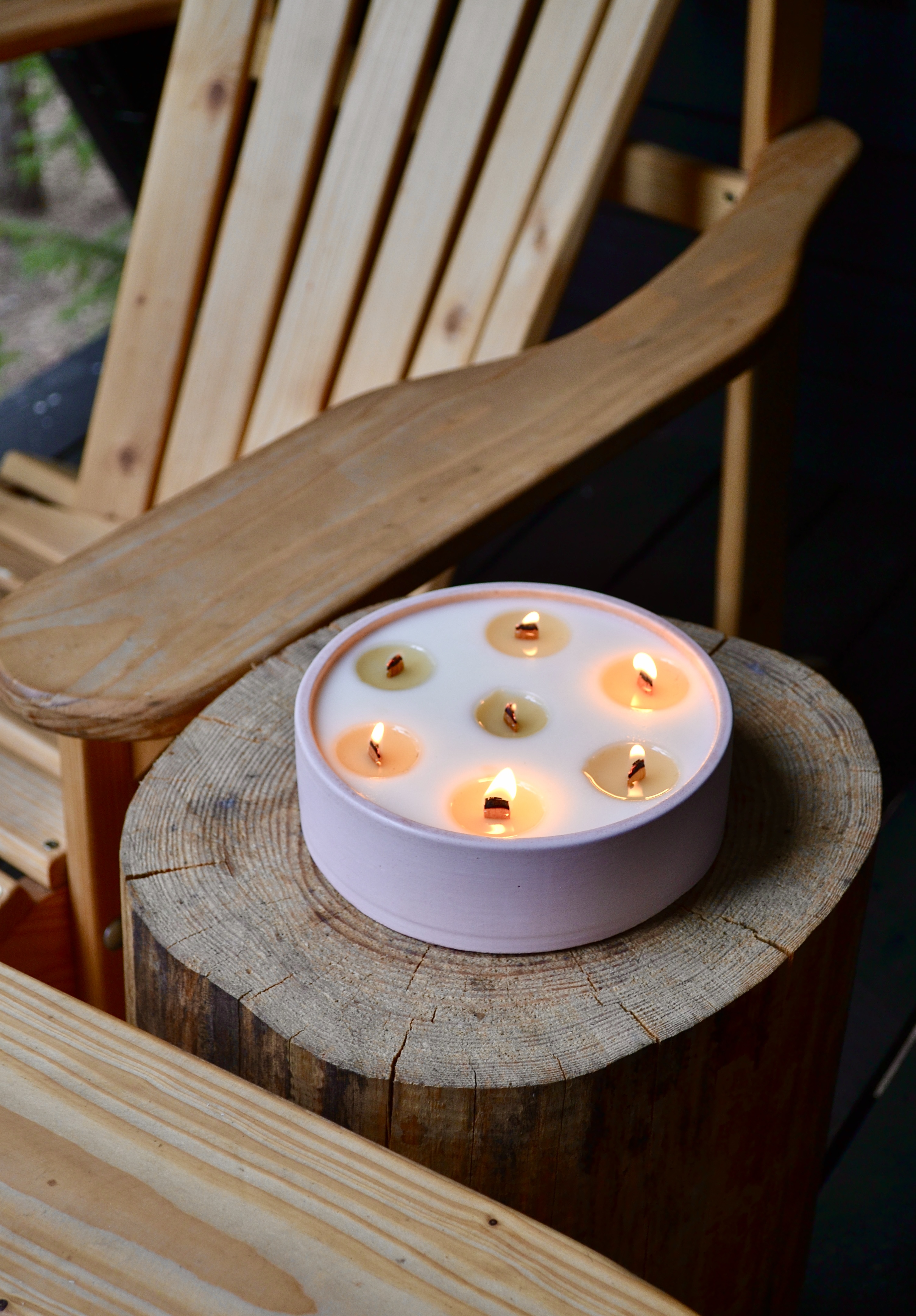 Didelė žvakė betono dubenyje