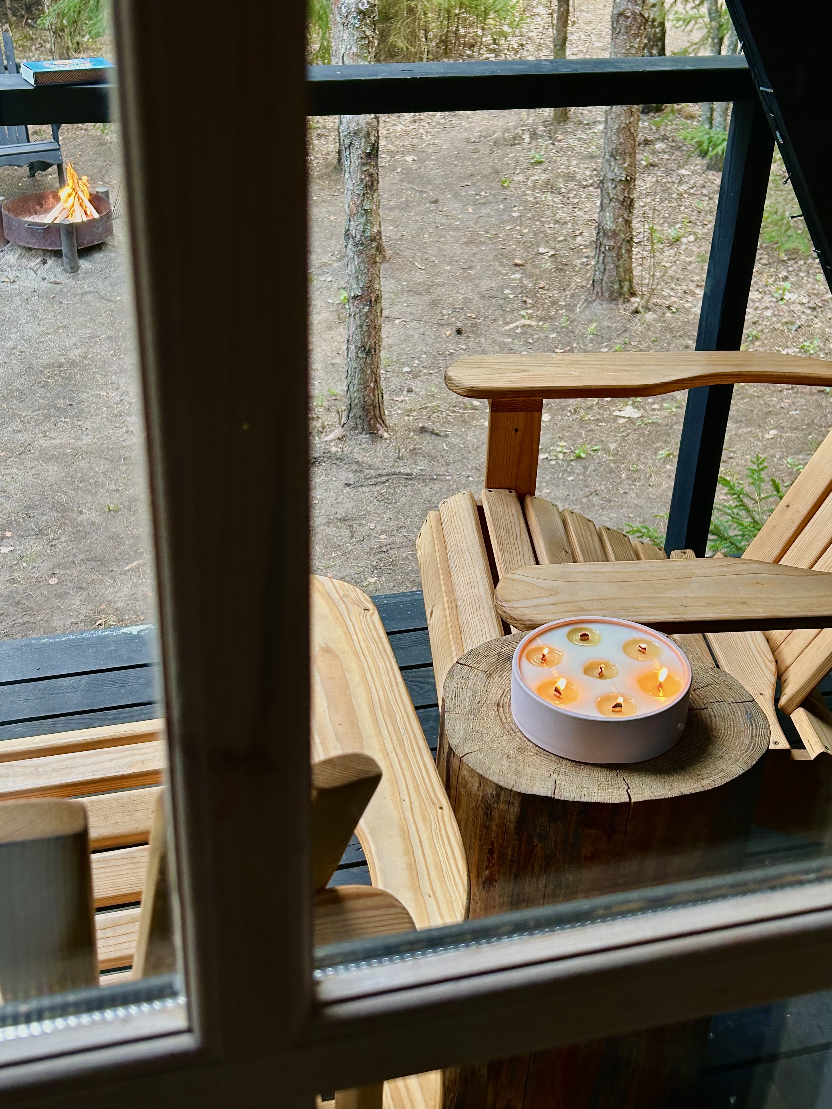 Didelė žvakė betono dubenyje