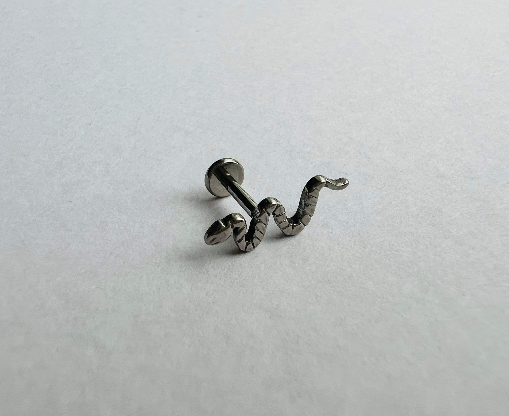 14kt. Gouden Threadless Labret met Slang Figuur Topje 