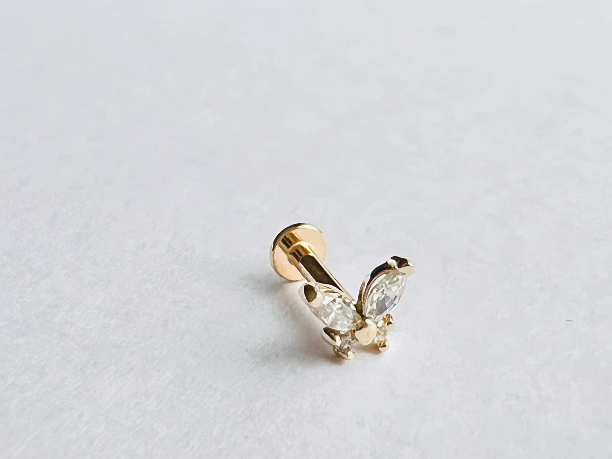 Massief Gouden Threadless Labret met Platte Achterkant en Vlinder Top met Gekleurde Kristallen 