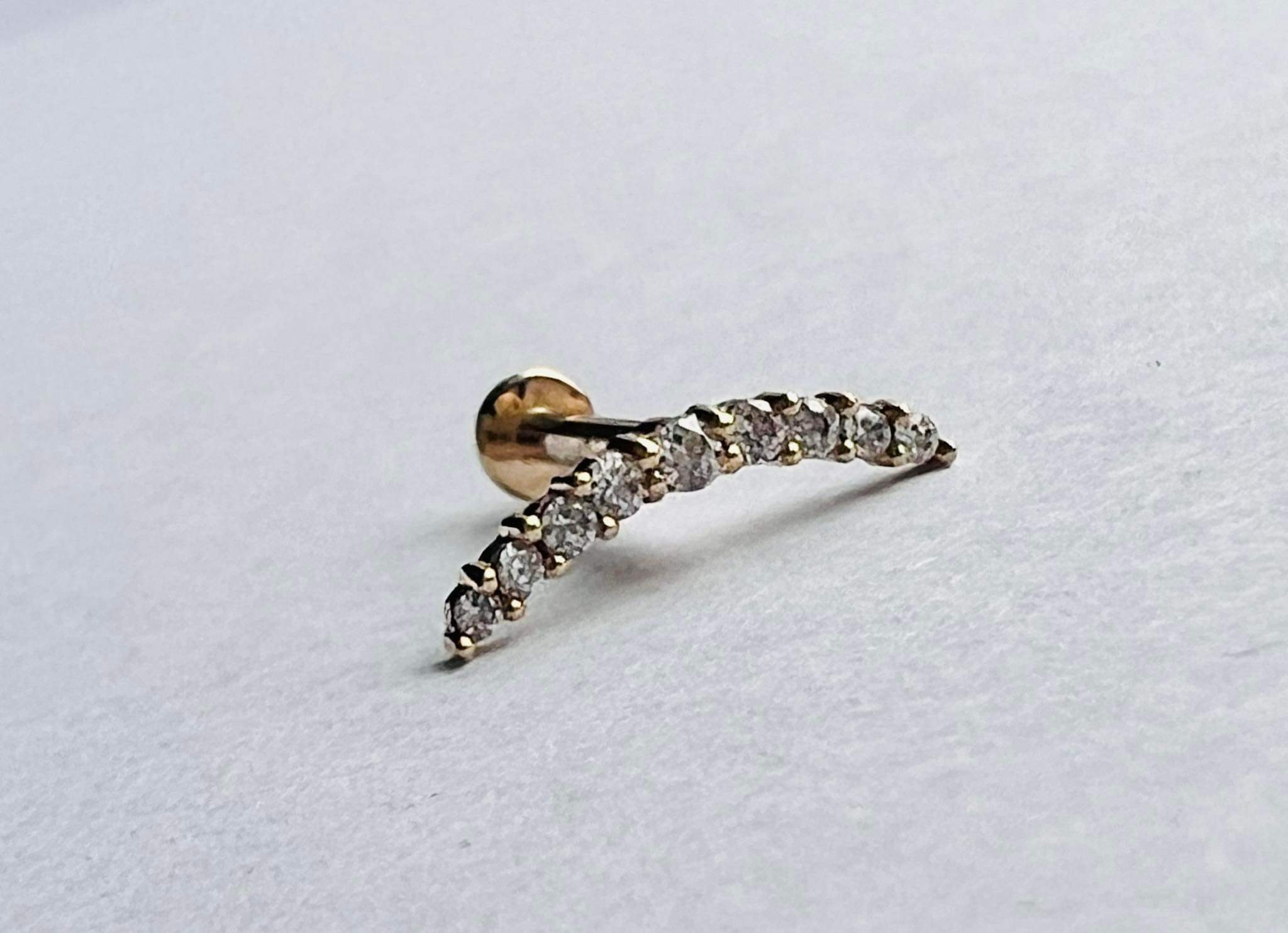14kt. Gouden Threadless Labret met Steentjes Belegd Gebogen Staaf Topje 