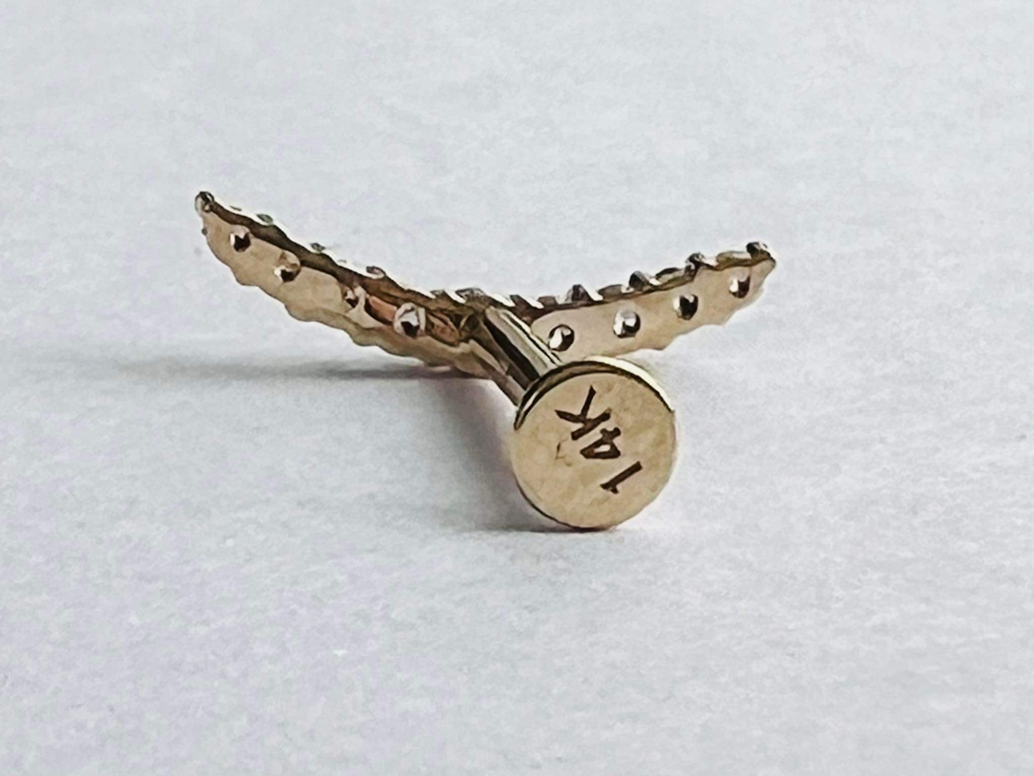 14kt. Gouden Threadless Labret met Steentjes Belegd Gebogen Staaf Topje 