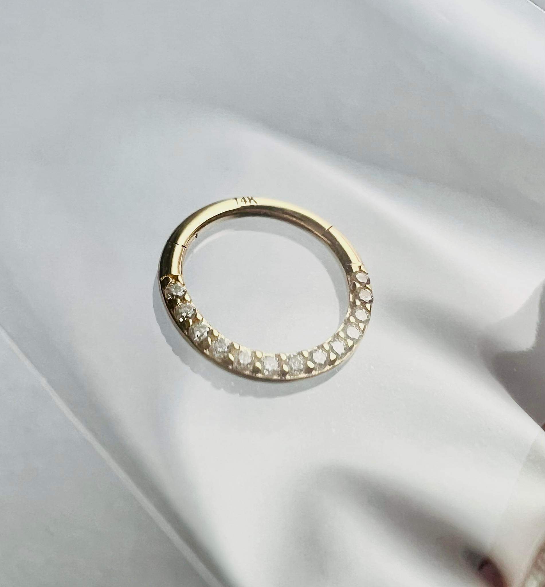 Segment ring van 14 Kt. goud met vast segment en kristallen 