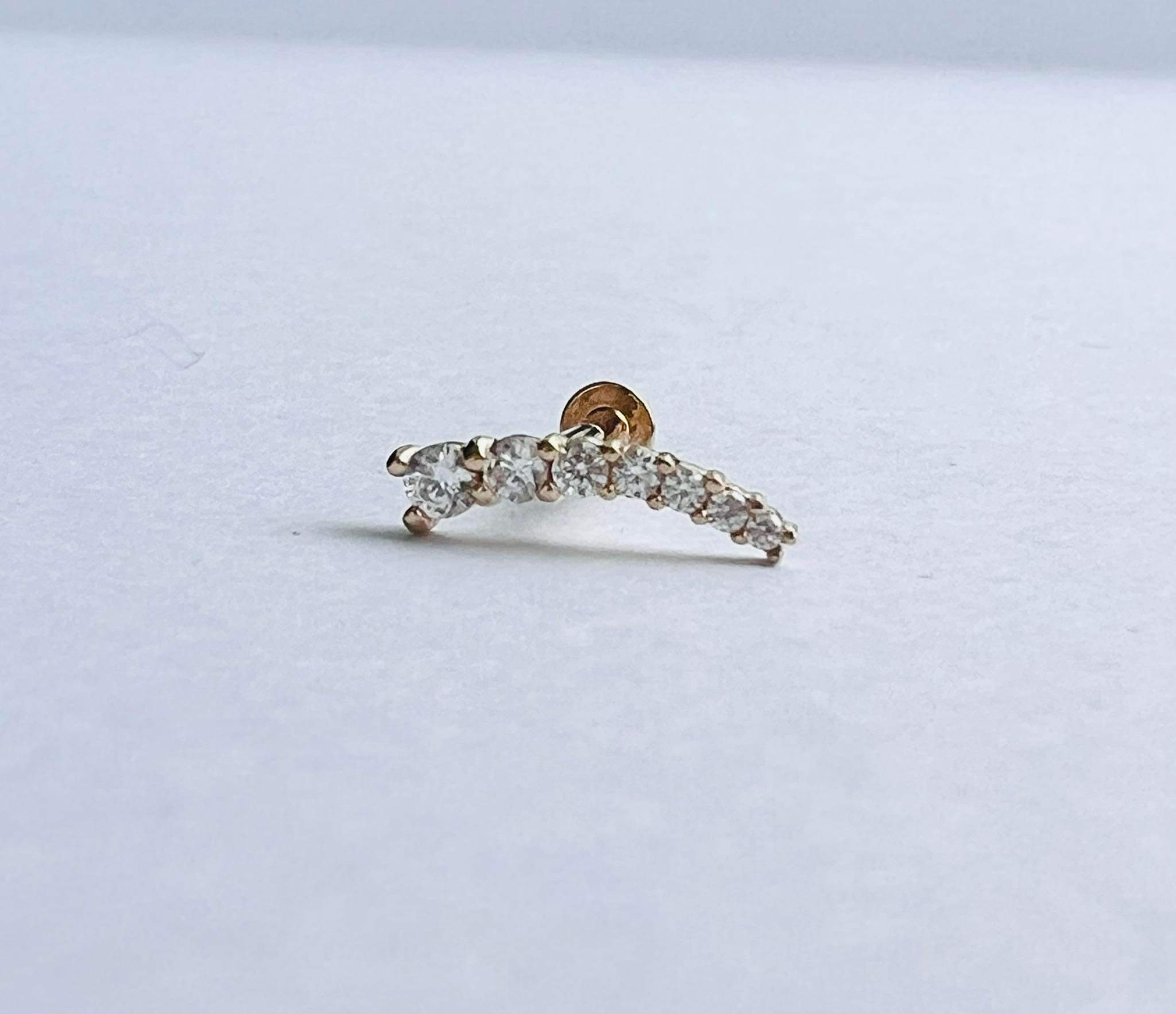 14kt. Gouden Threadless Labret met Rij van Verschillede Grootte Steentjes 