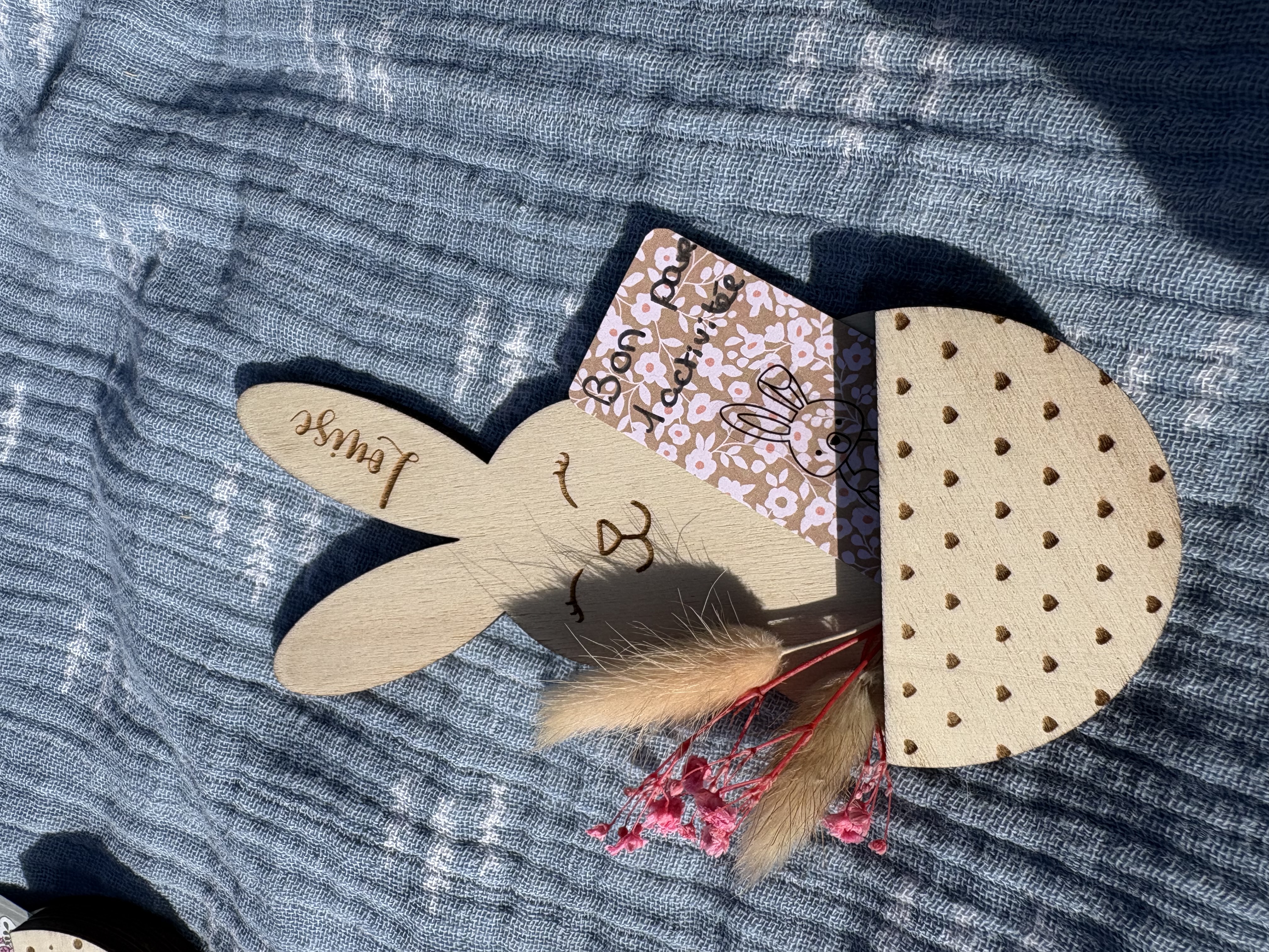 Lapin souvenir personnalisé – petit mot & fleurs séchées