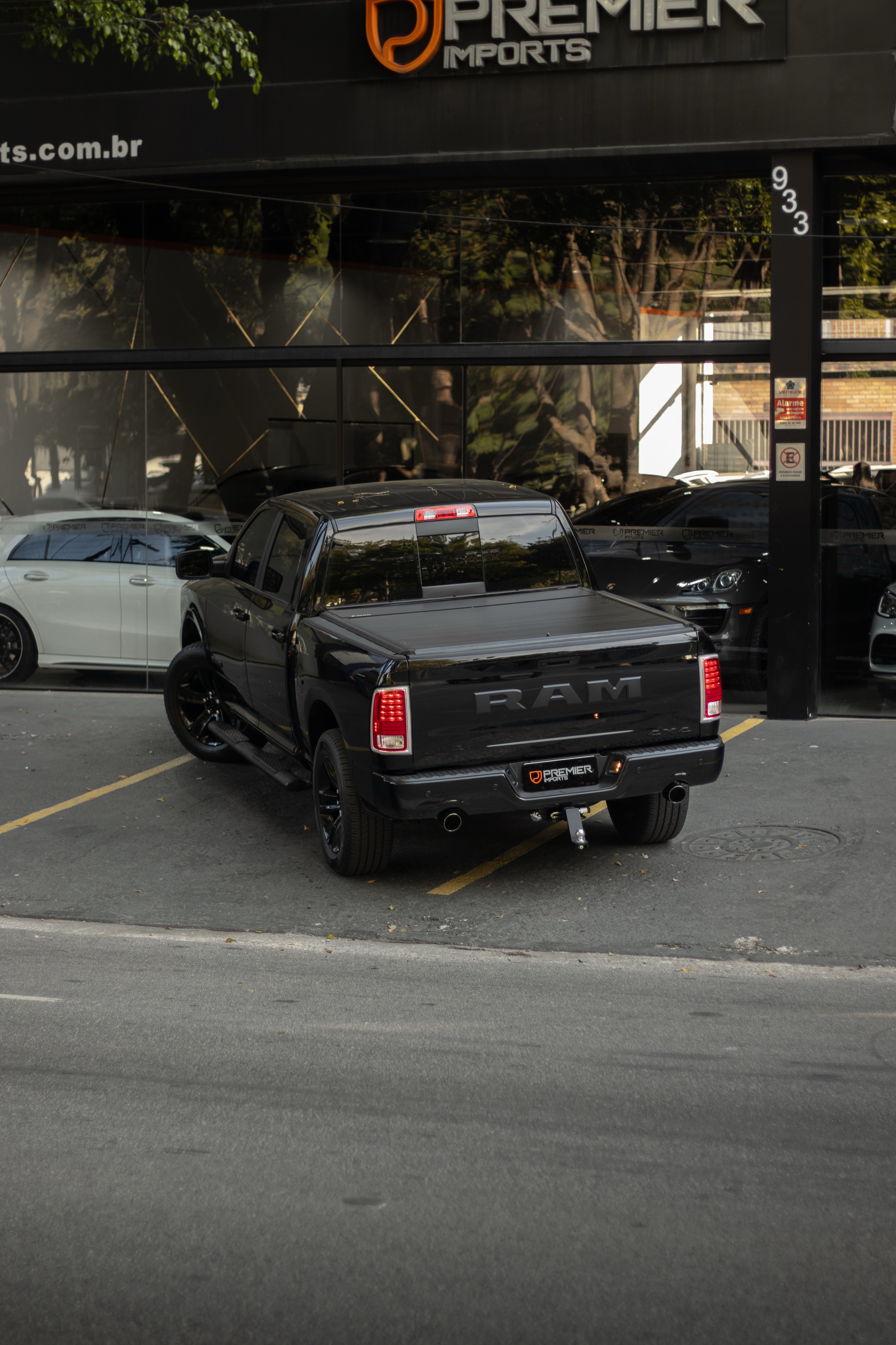 RAM CLASSIC LARAMIE NIGHT EDITION 2023