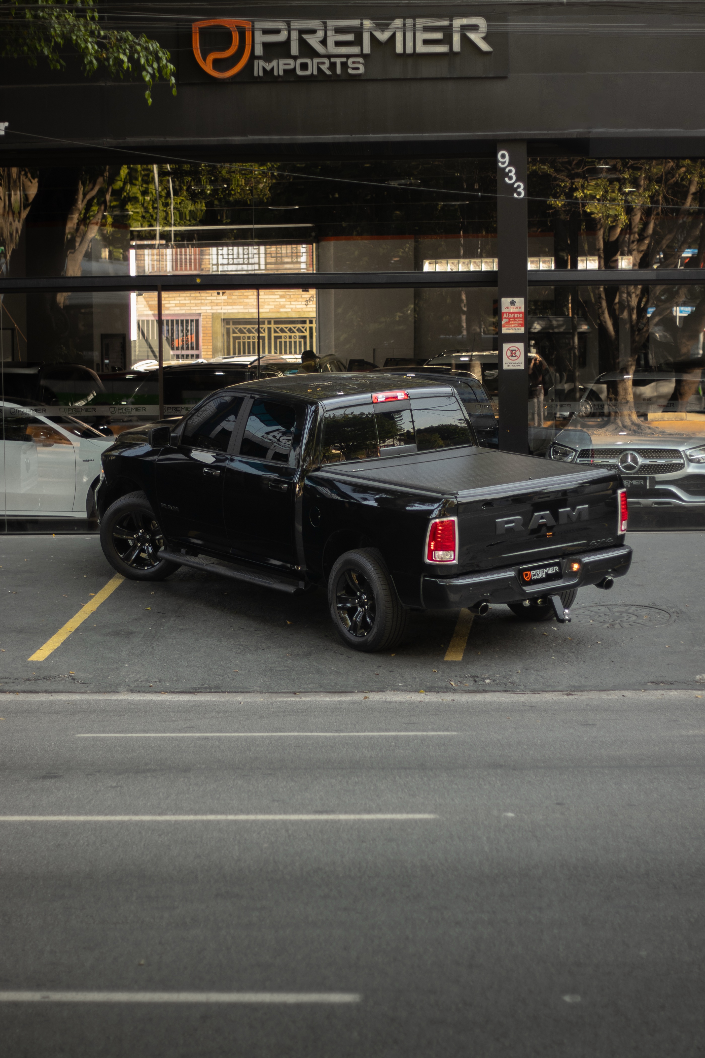 RAM CLASSIC LARAMIE NIGHT EDITION 2023