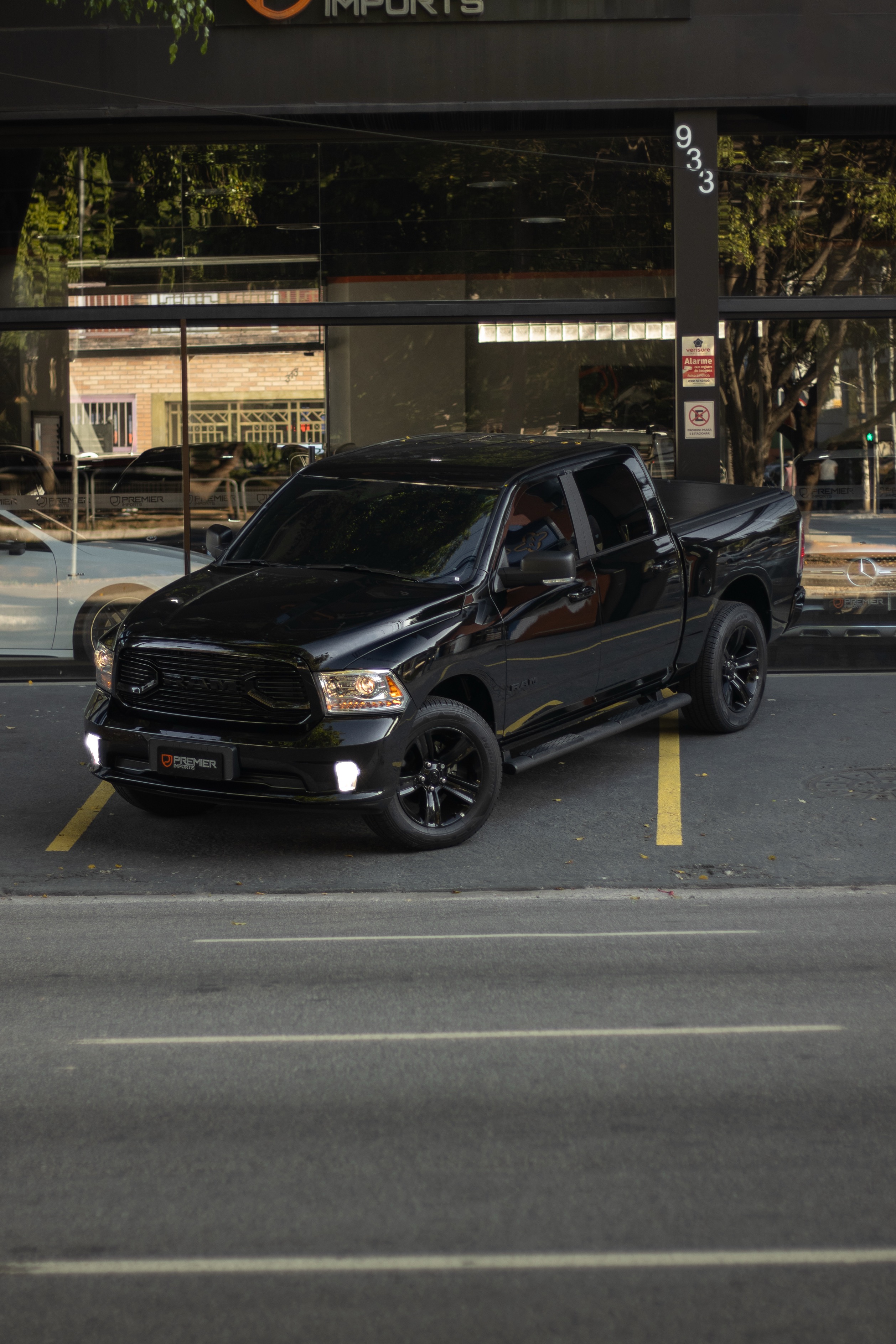 RAM CLASSIC LARAMIE NIGHT EDITION 2023