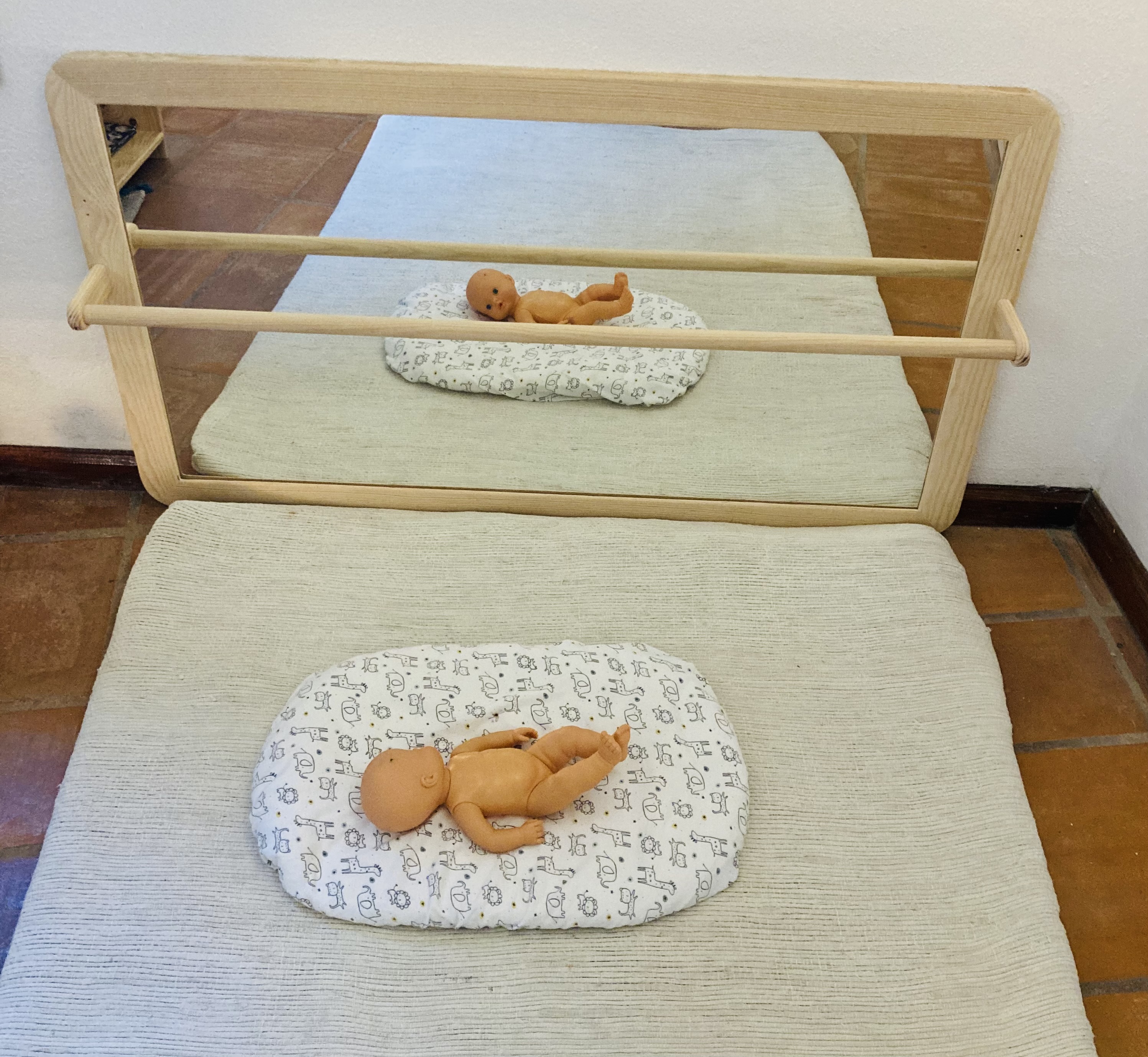 Espelho e barra Montessori 