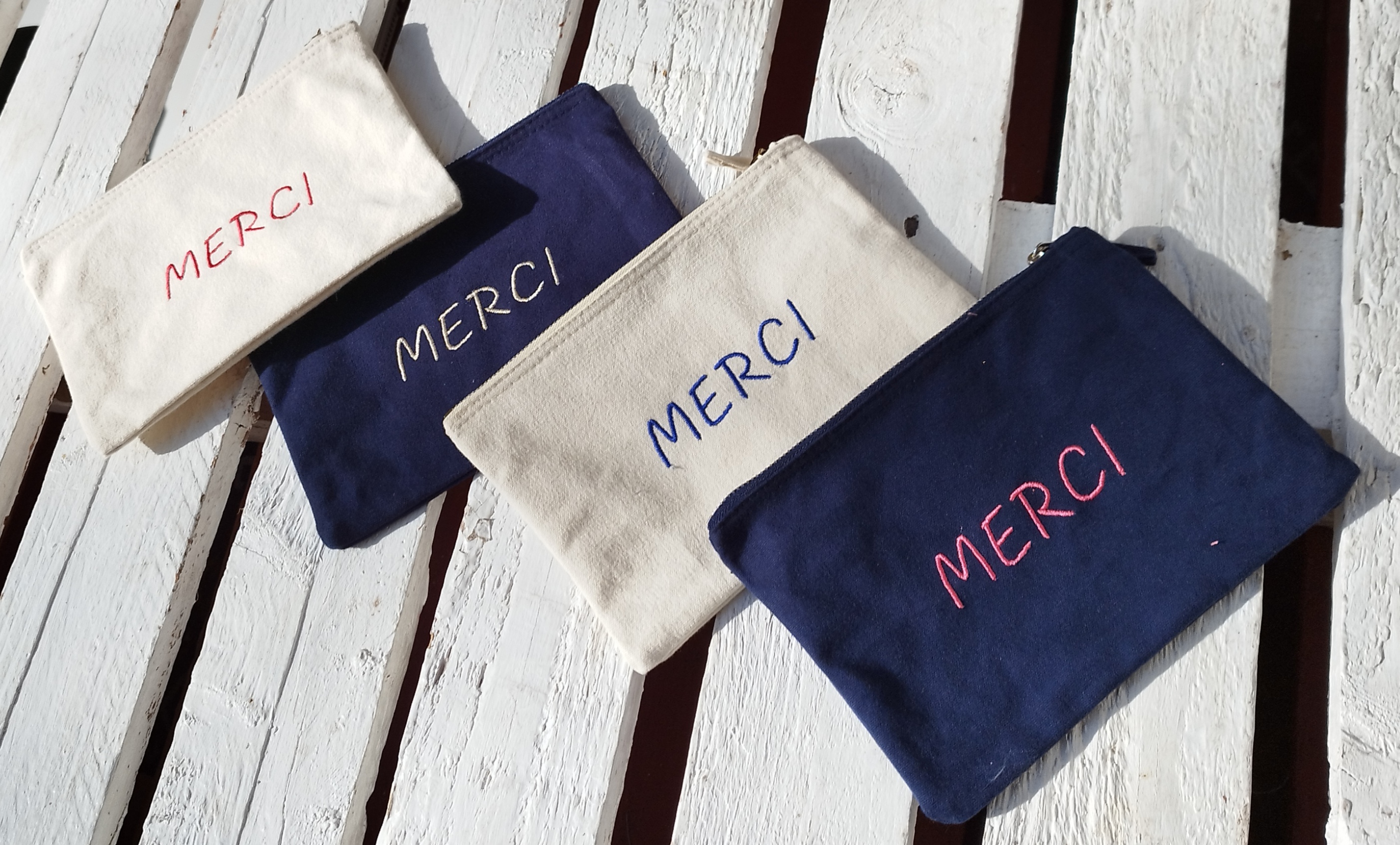 Pochette brodée et personnalisée - 16/22 cm 