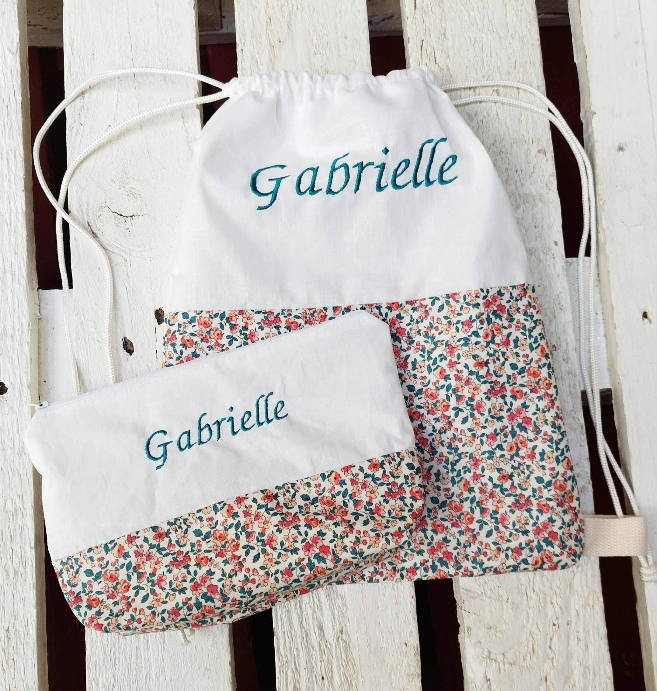 Cadeau de naissance ( pochette et sac de naissance assortis) brodé et fait main