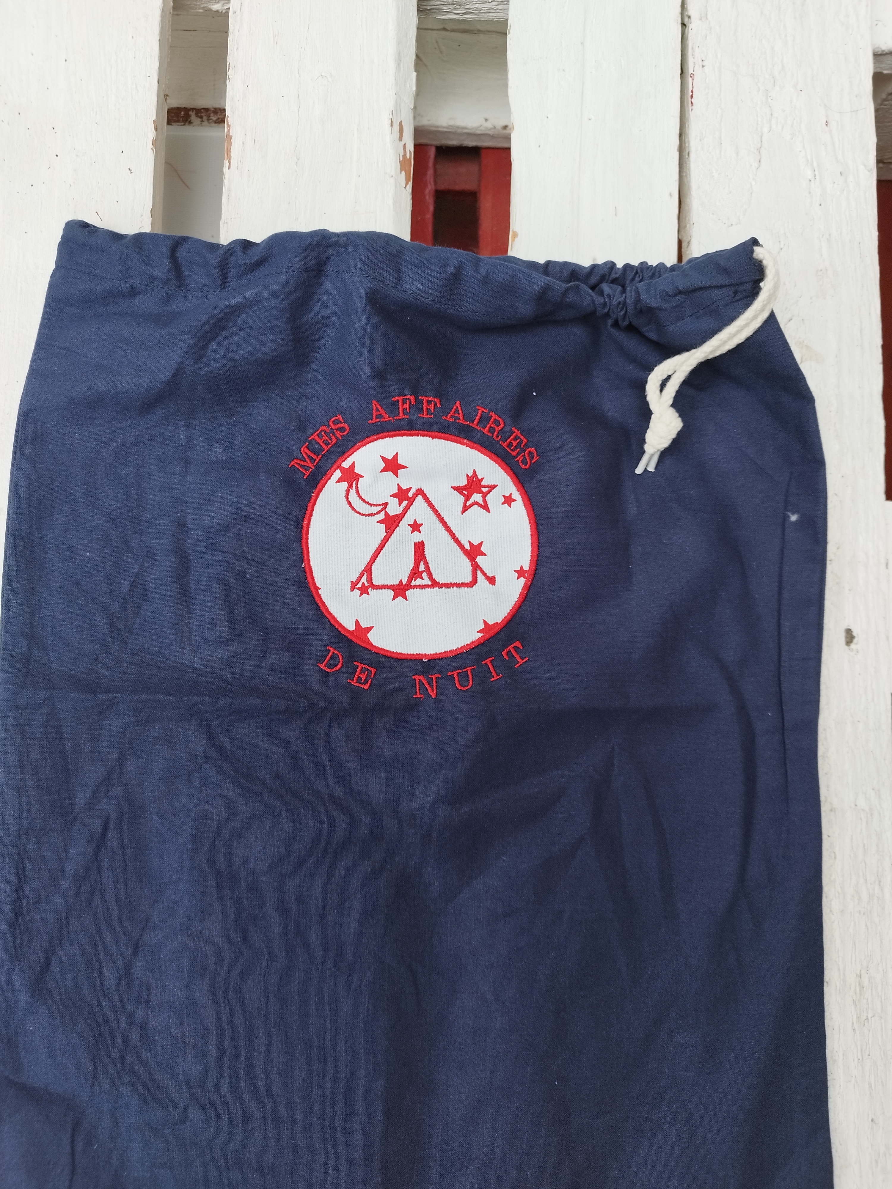Sac à cordon ( mes gamelles, affaire de nuit, douche, linge propre, linge sale,...)