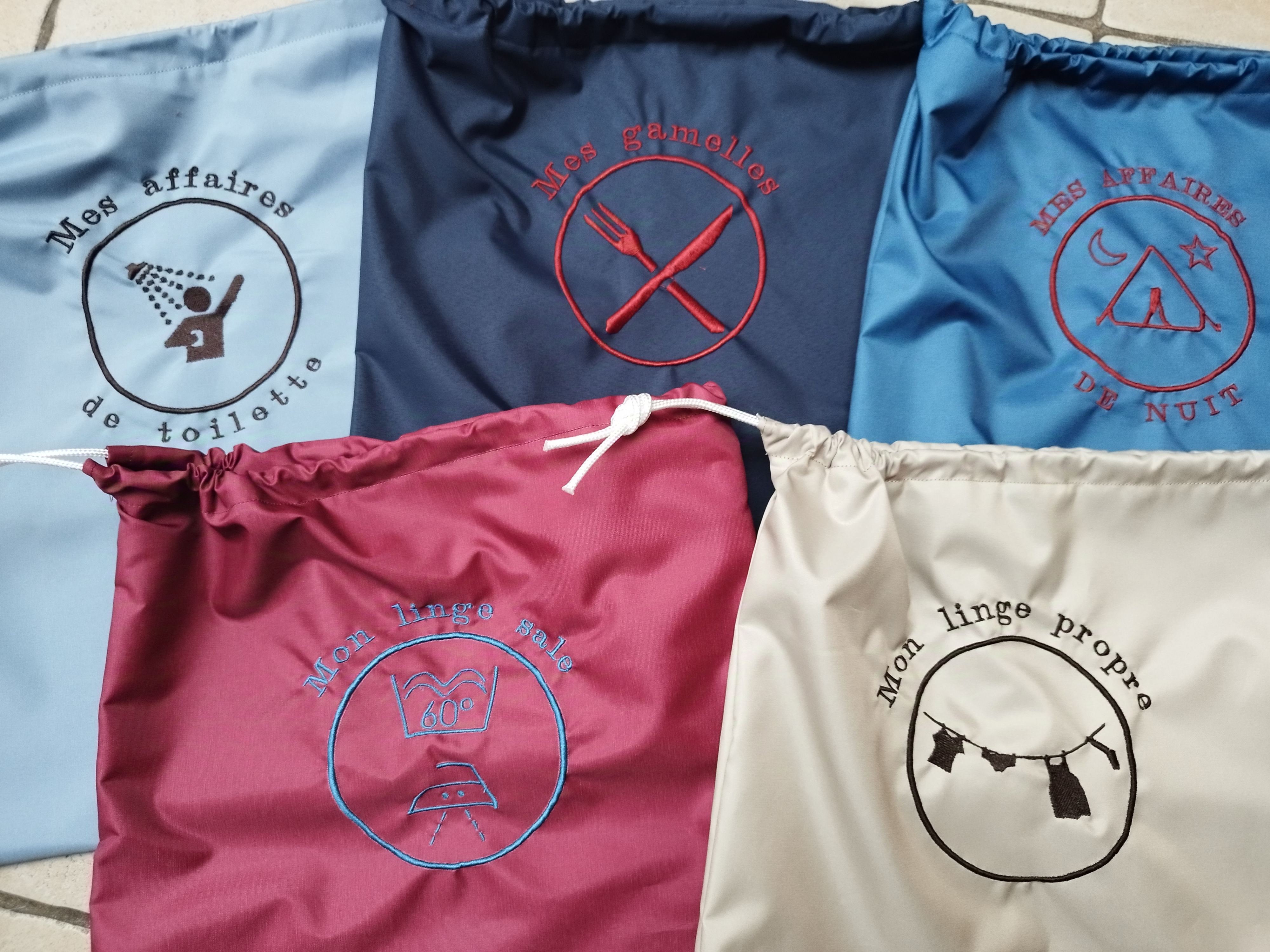 Lot de 5 sacs scouts brodés fait main 