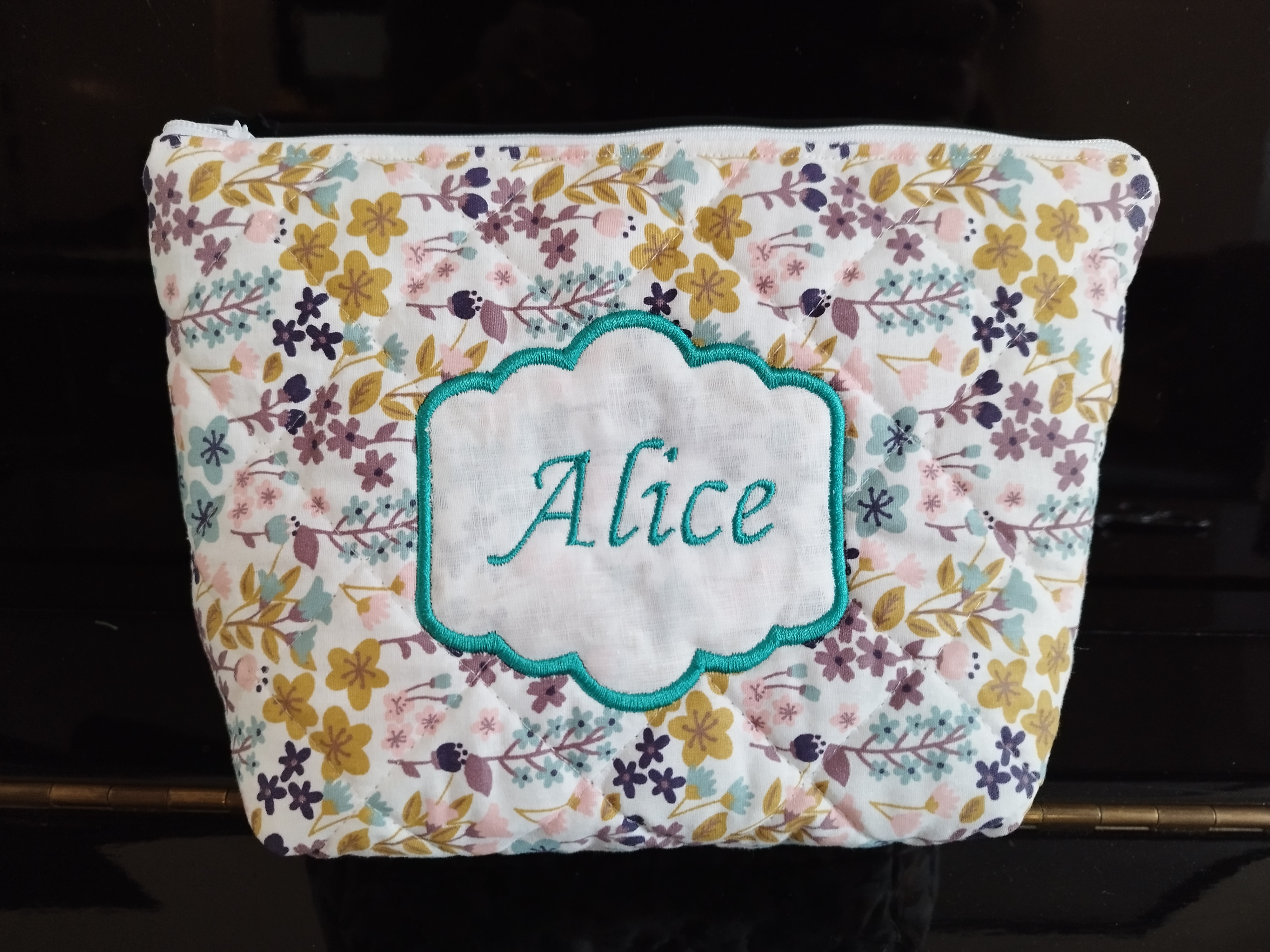 Trousse brodée faite main