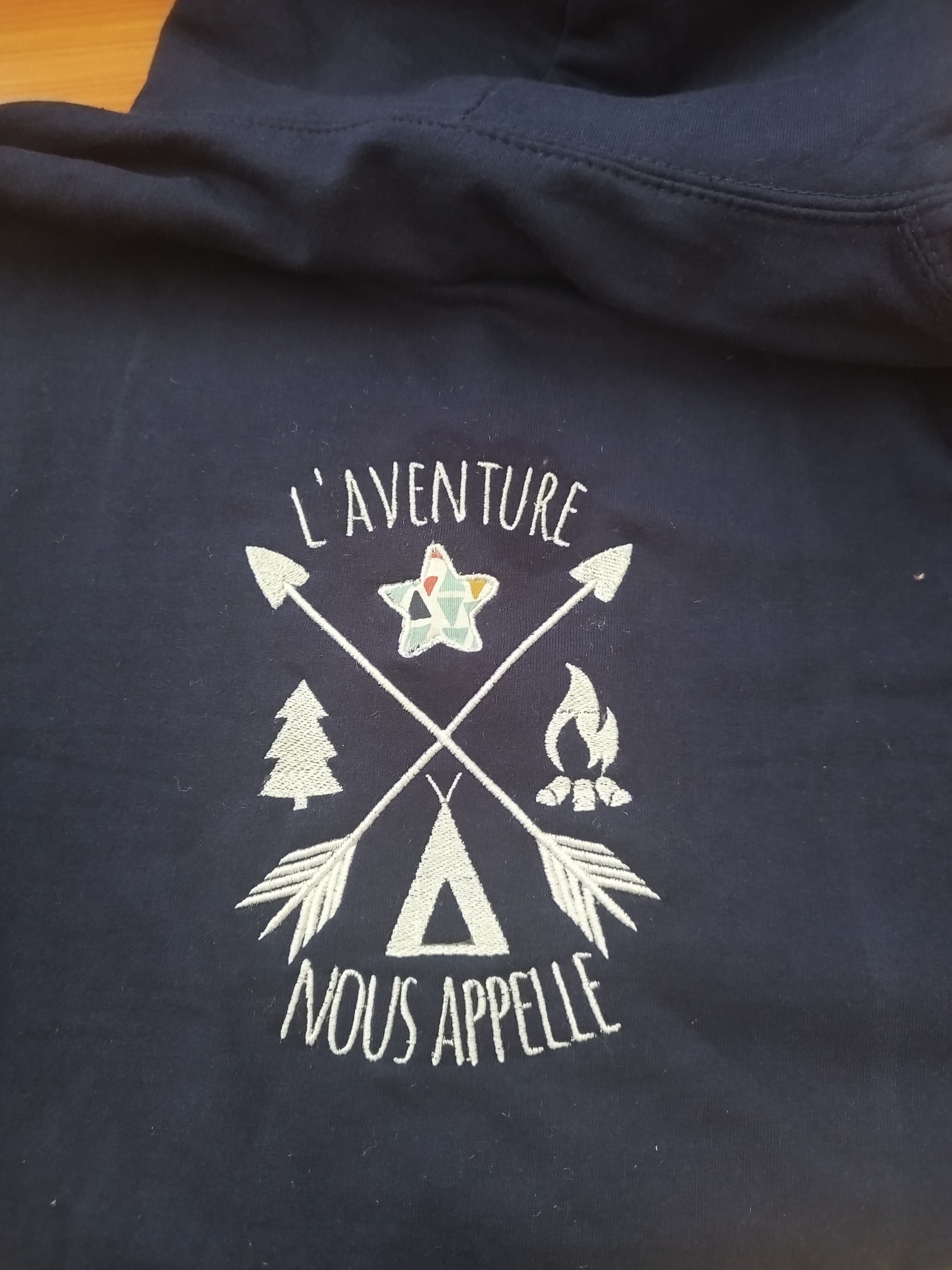 Sweat à capuche bleu marine " L Aventure Nous Appelle"
