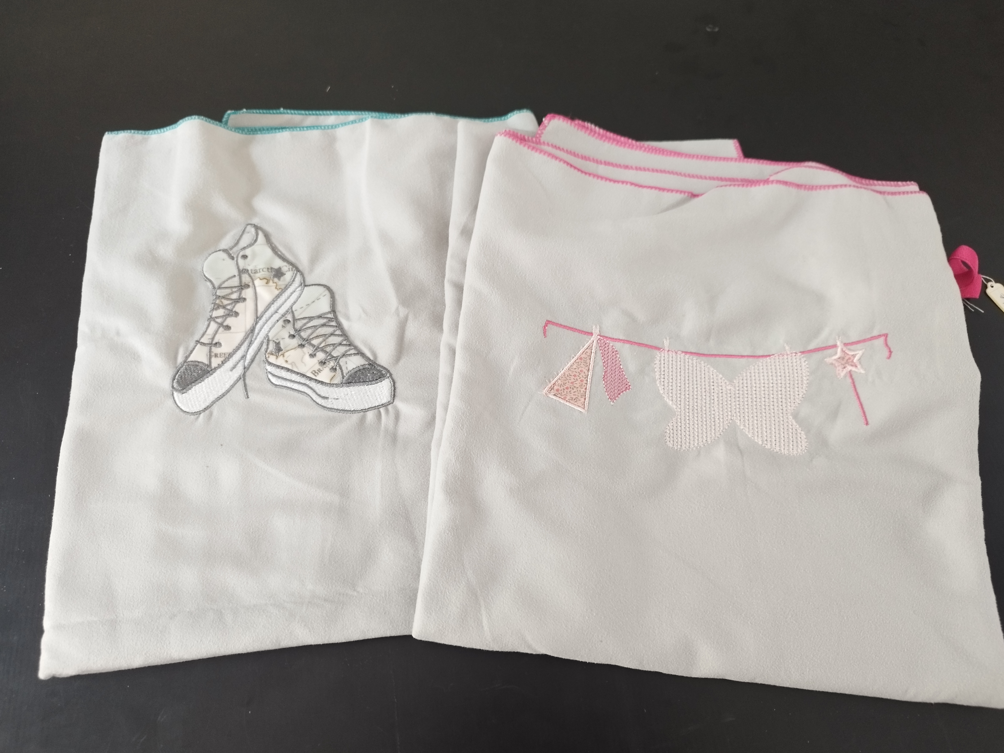 Serviette microfibre brodée et personnalisée.