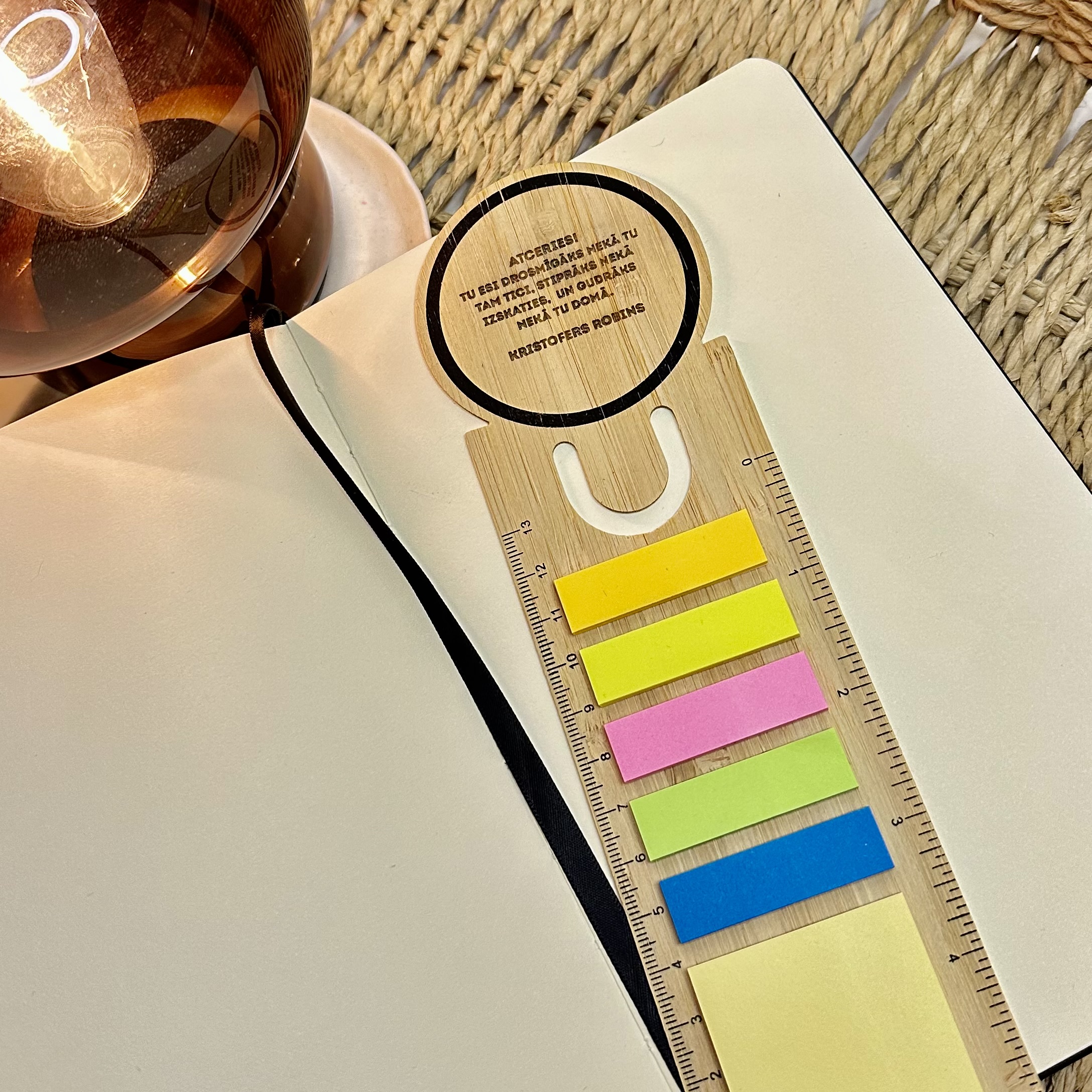 Bambusa grāmatzīme un lineāls ar līmlapiņām 