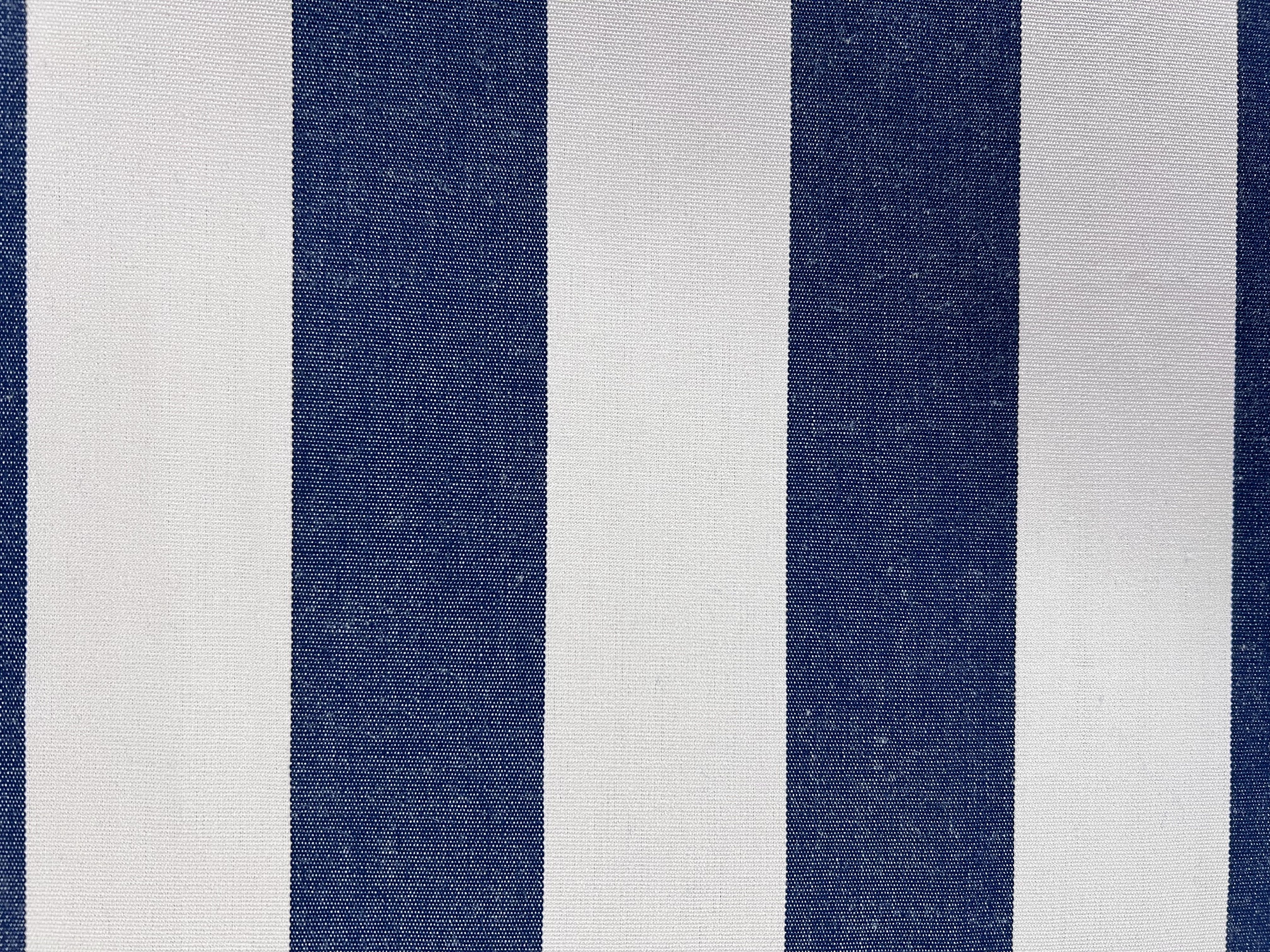 Baltų ir mėlynų dryžių staltiesė