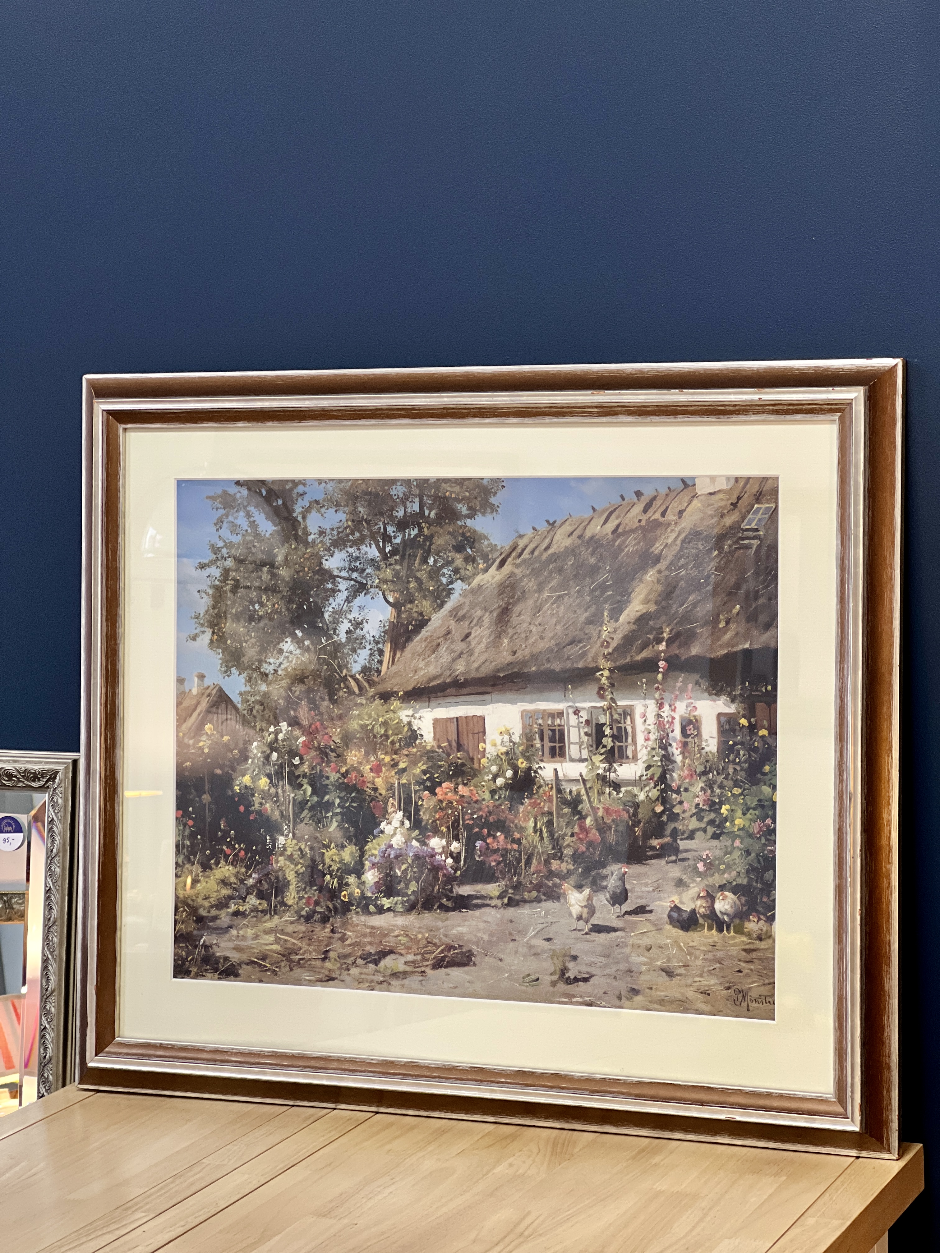 Įrėmintas Monsted printas "Kotedžo sodas su vištomis"