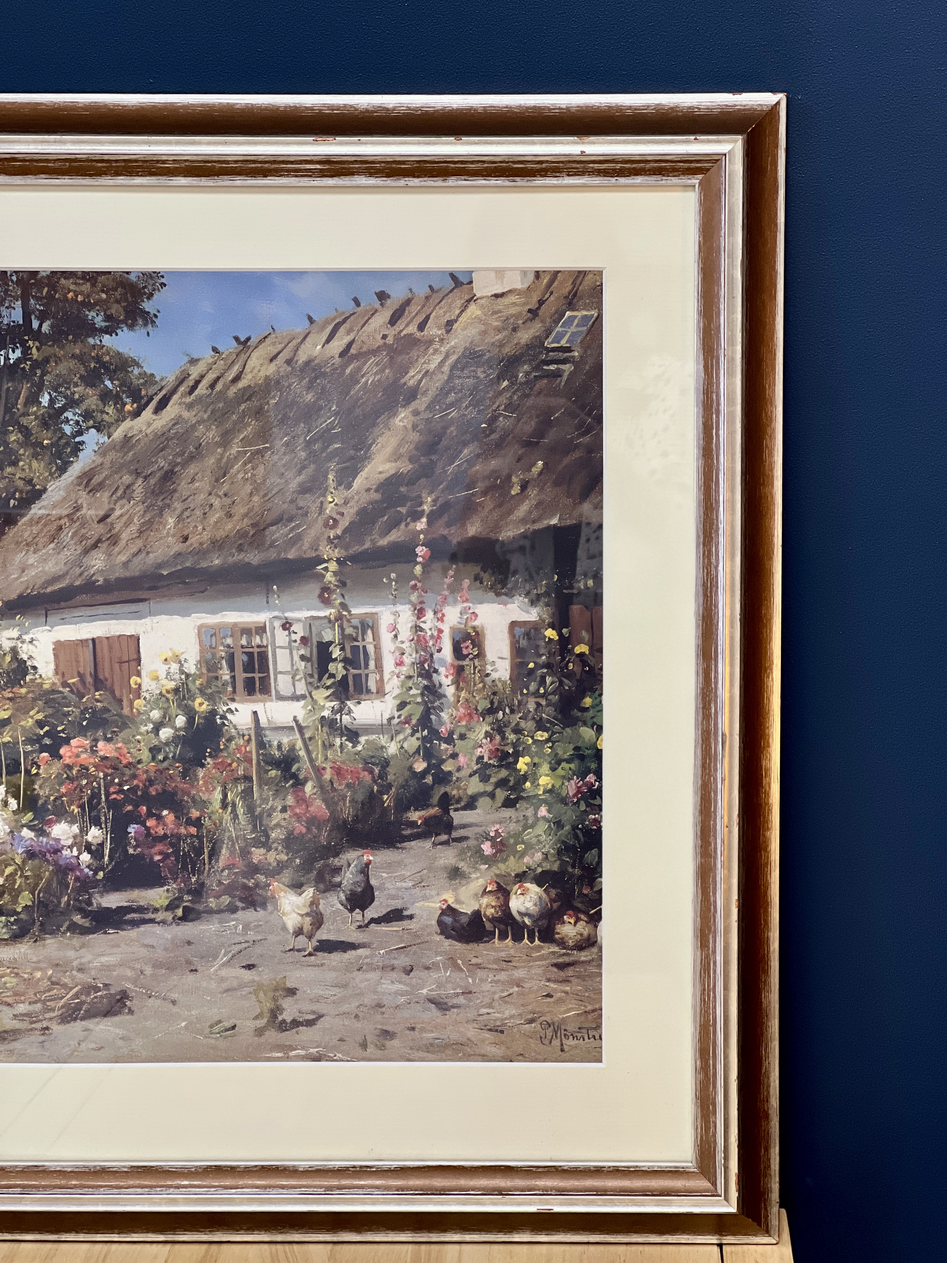 Įrėmintas Monsted printas "Kotedžo sodas su vištomis"