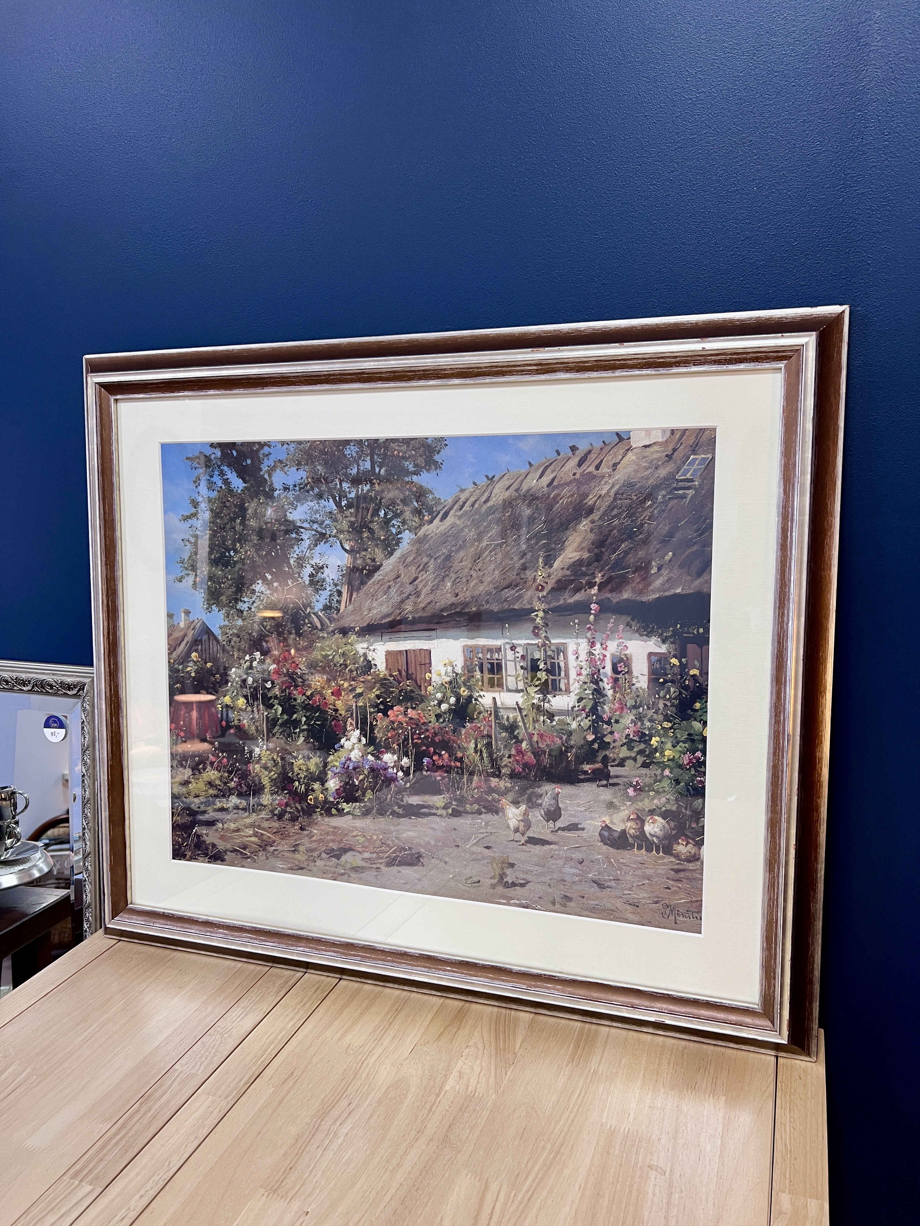 Įrėmintas Monsted printas "Kotedžo sodas su vištomis"