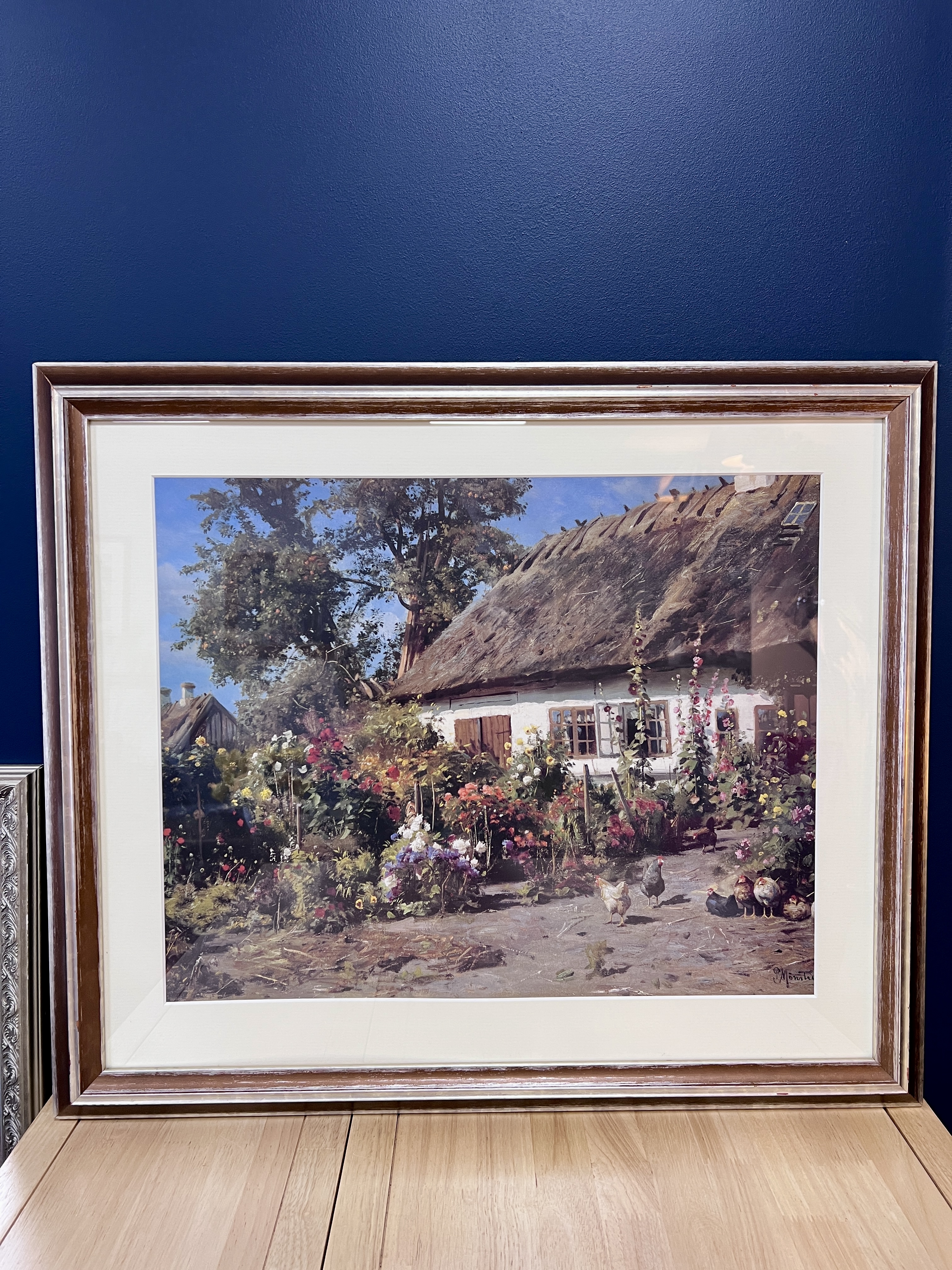 Įrėmintas Monsted printas "Kotedžo sodas su vištomis"