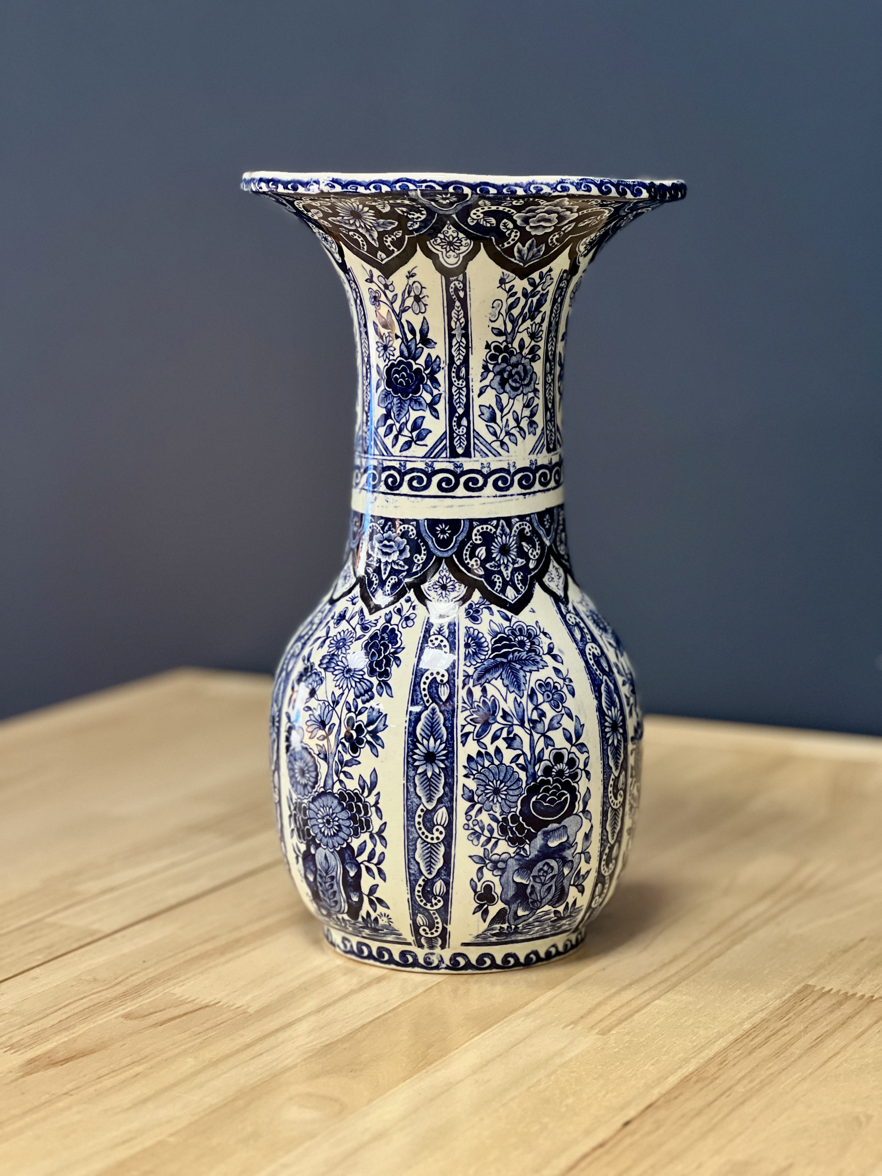 Delft's įkvėpta "Royal Sphinx" vaza