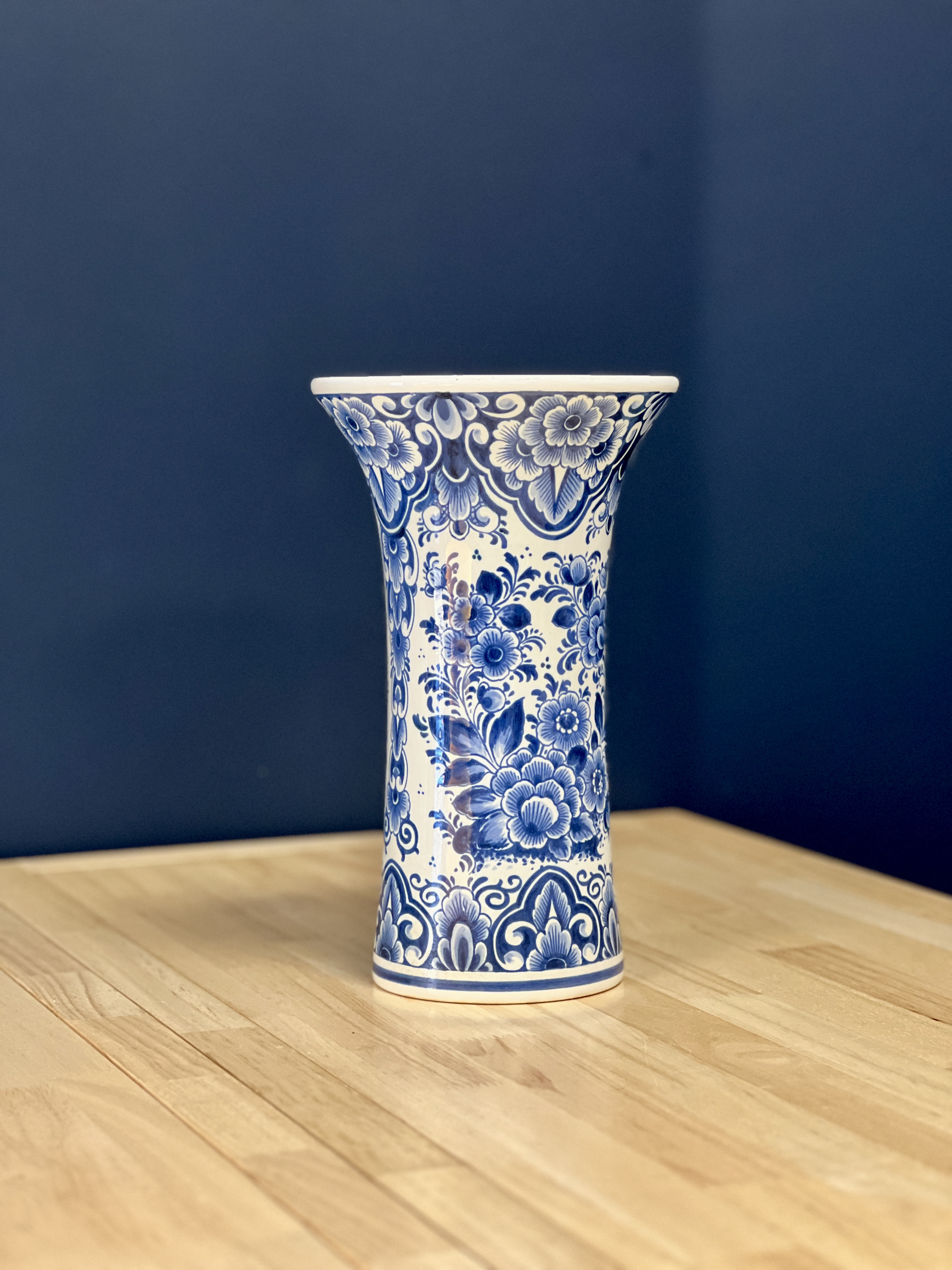 Platėjanti "Delft" stiliaus vaza