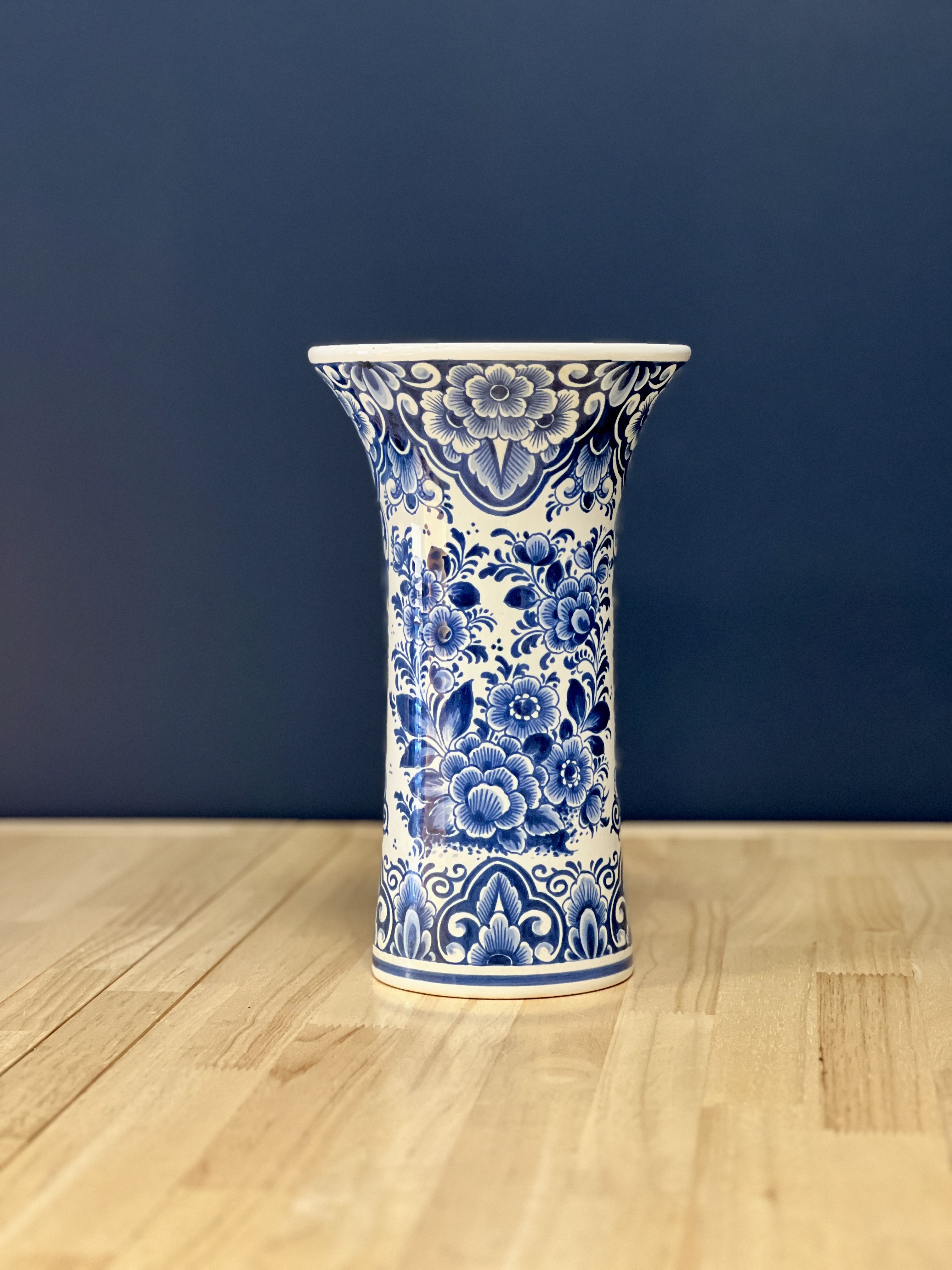 Platėjanti "Delft" stiliaus vaza