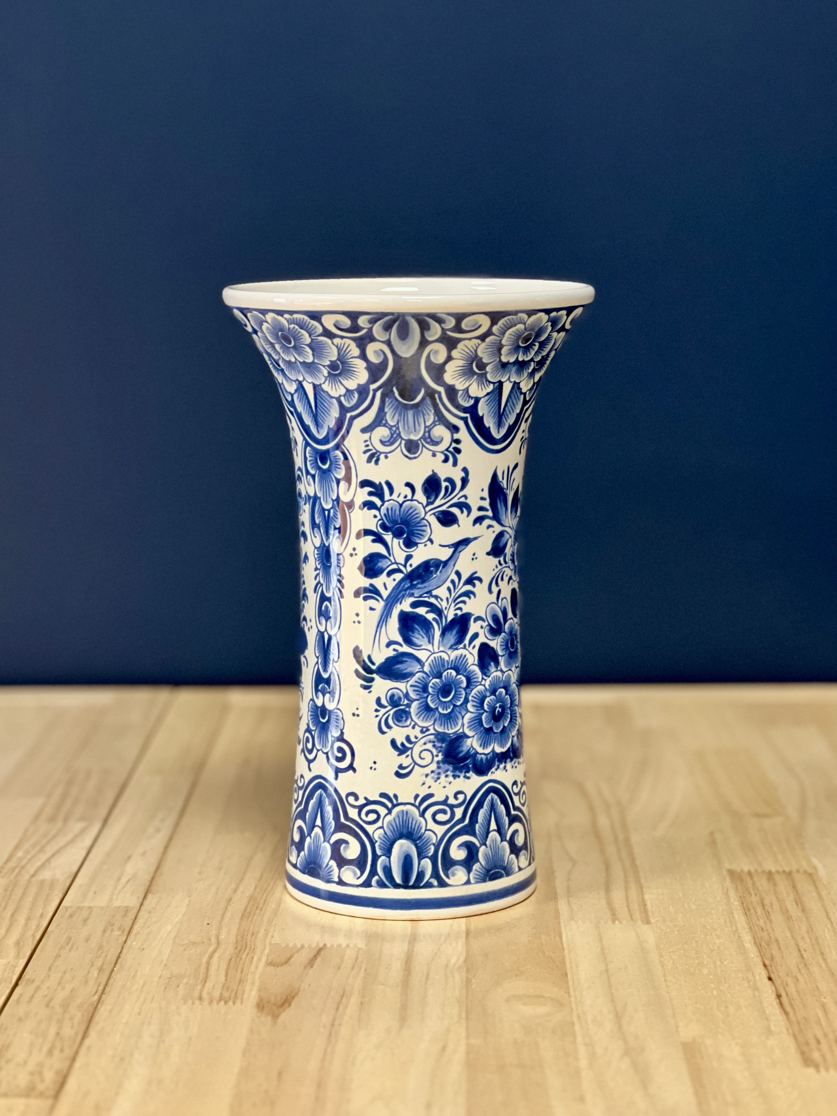 Platėjanti "Delft" stiliaus vaza