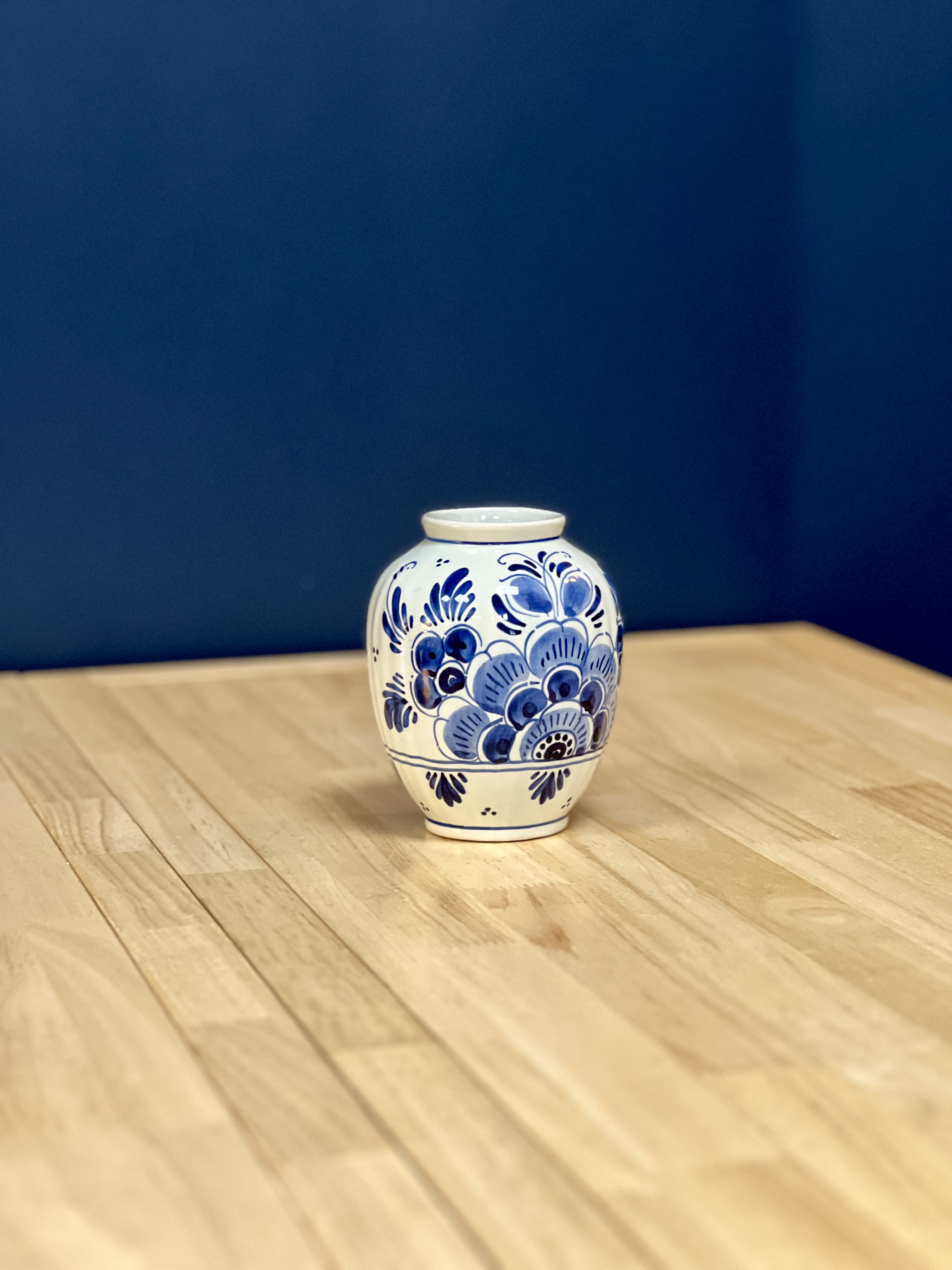 Delft's raštų įkvėpta vazelė
