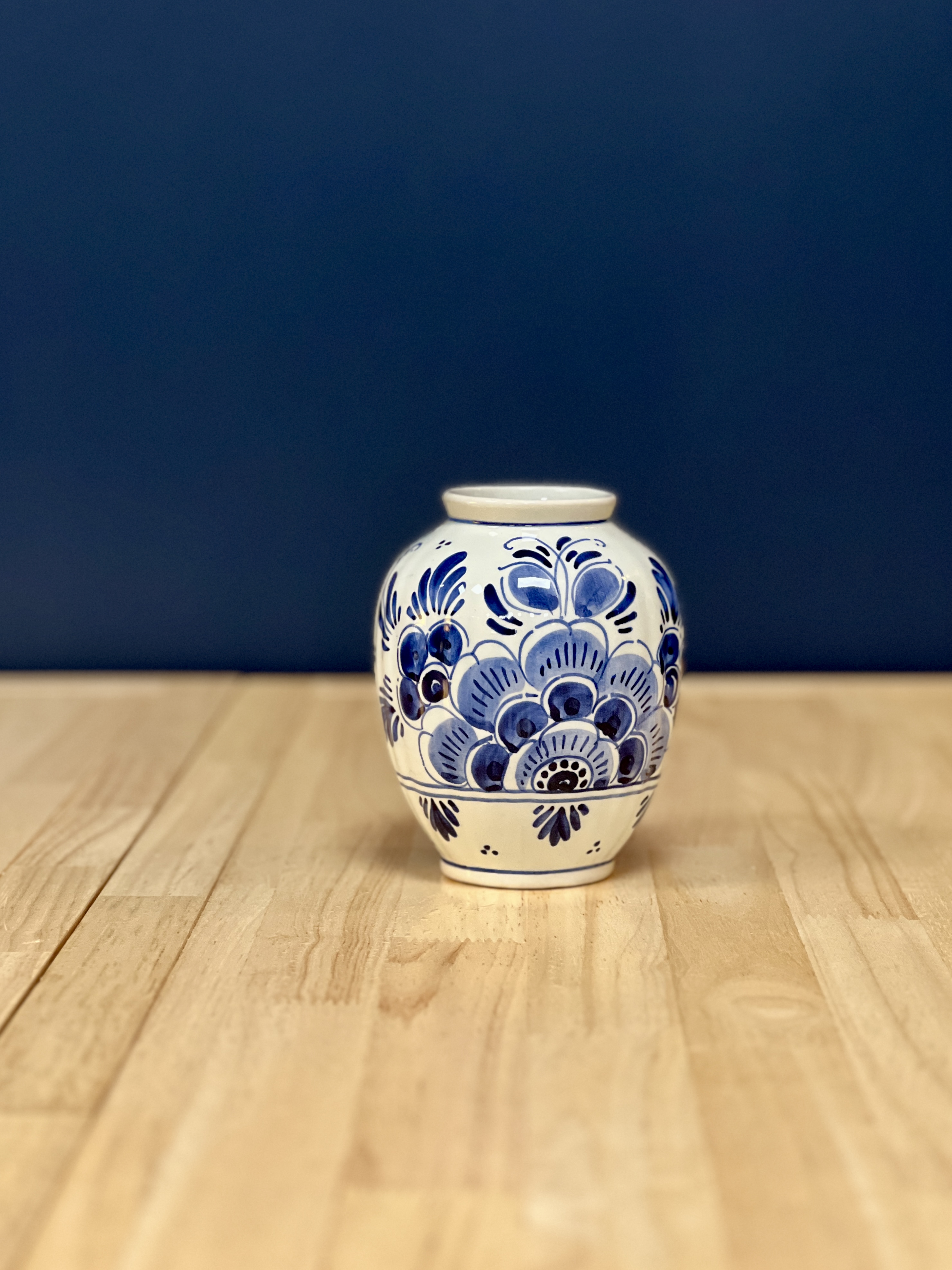 Delft's raštų įkvėpta vazelė
