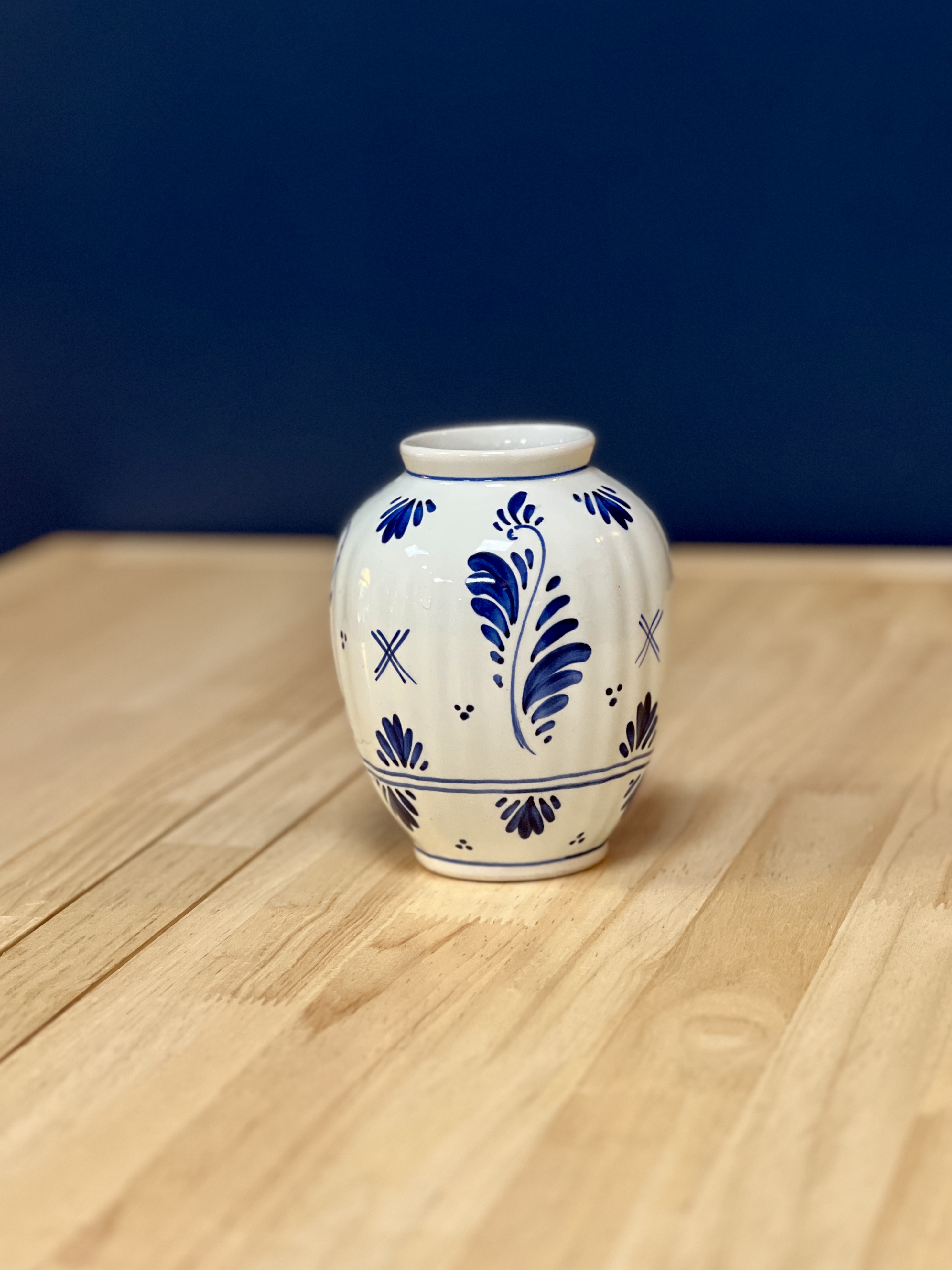 Delft's raštų įkvėpta vazelė