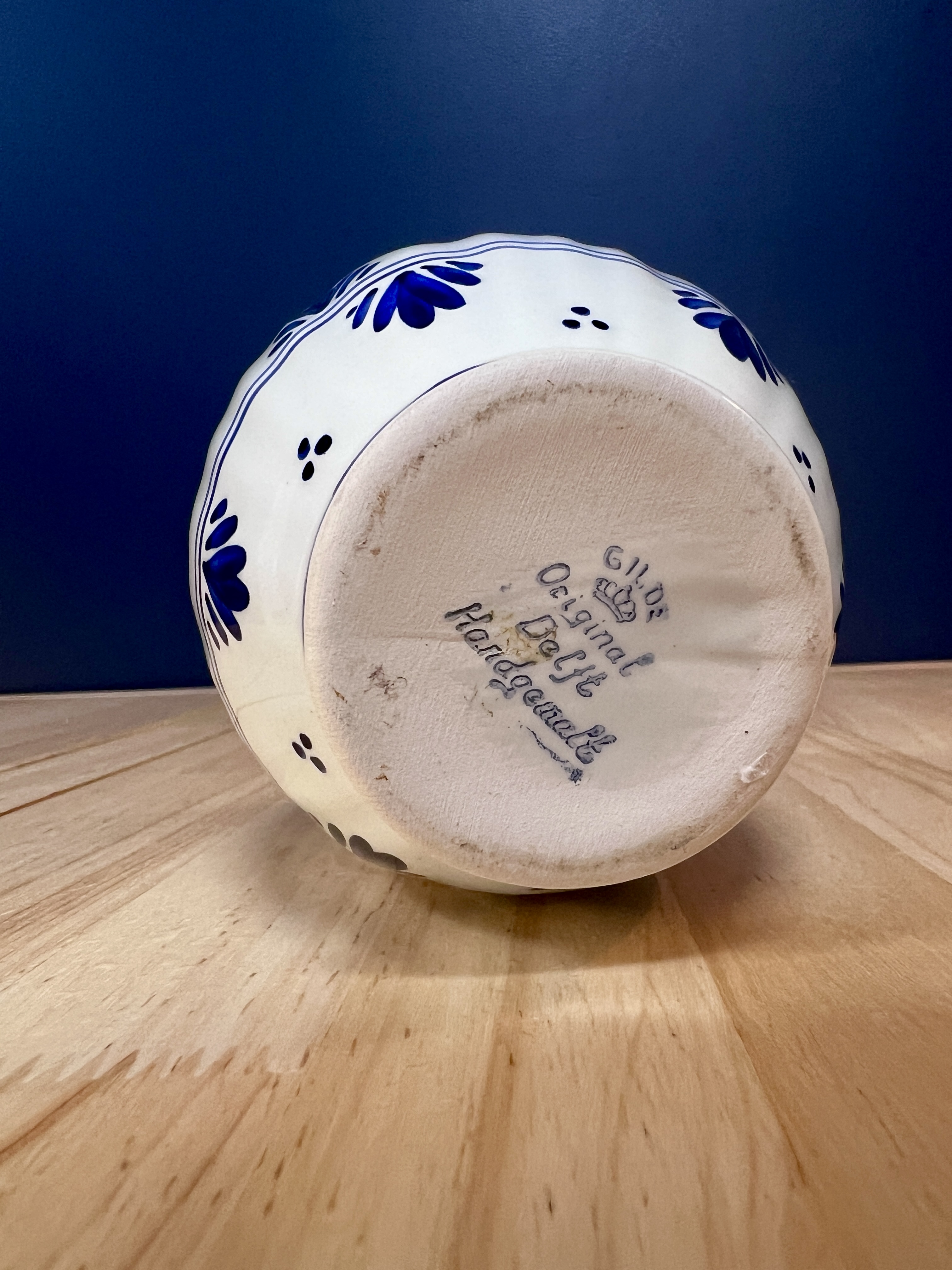 Delft's raštų įkvėpta vazelė