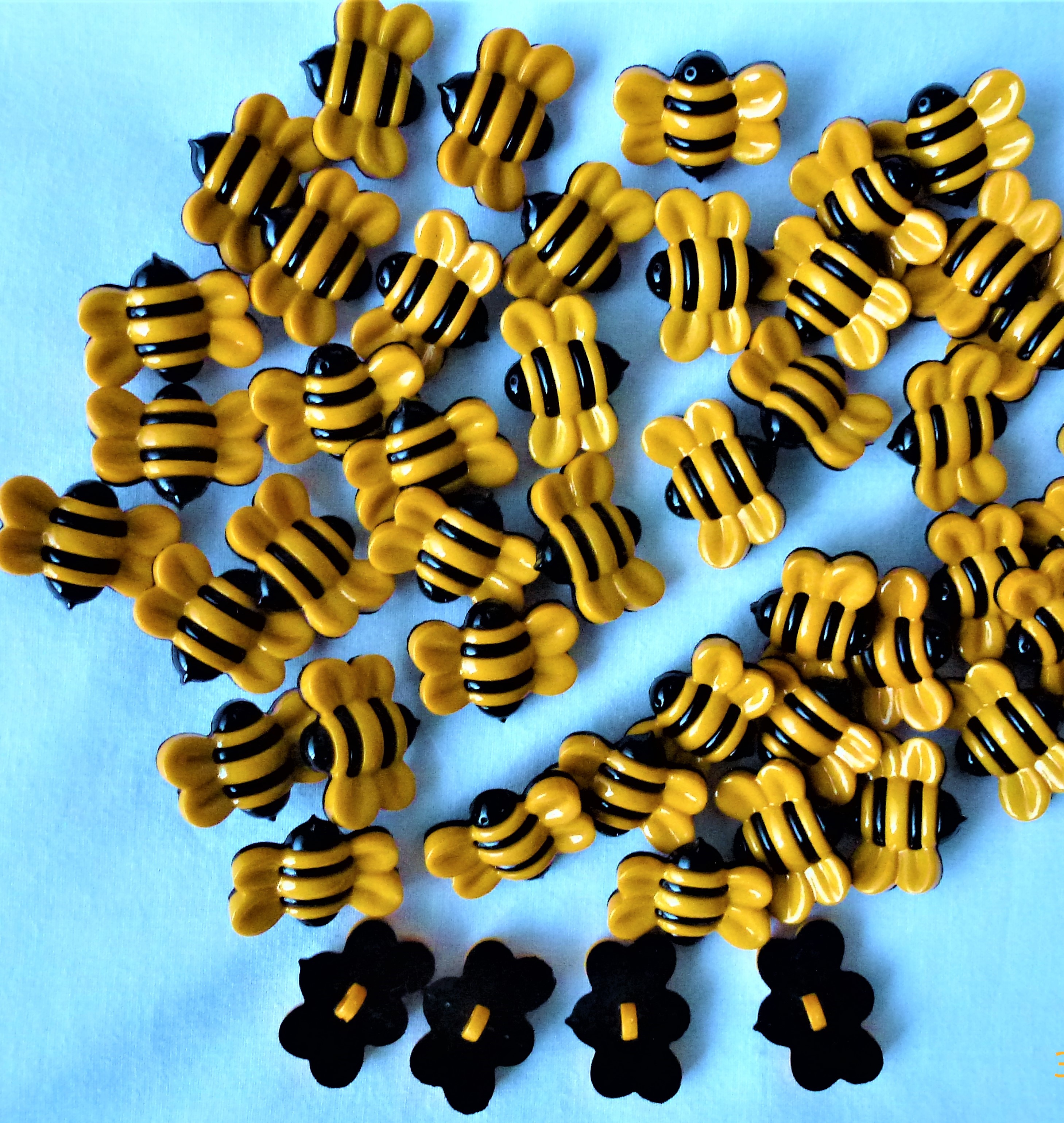 BEE Buttons 25mm