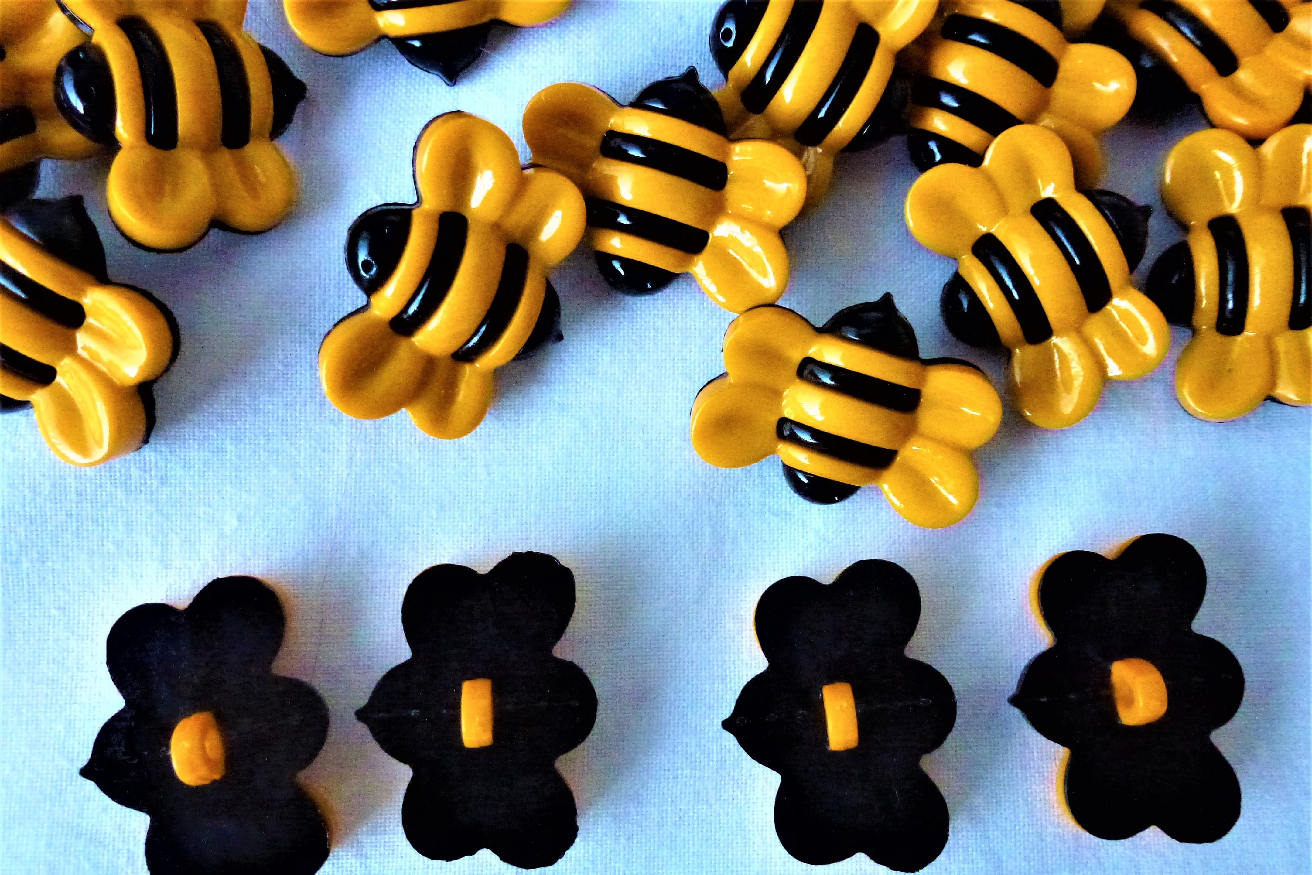 BEE Buttons 25mm