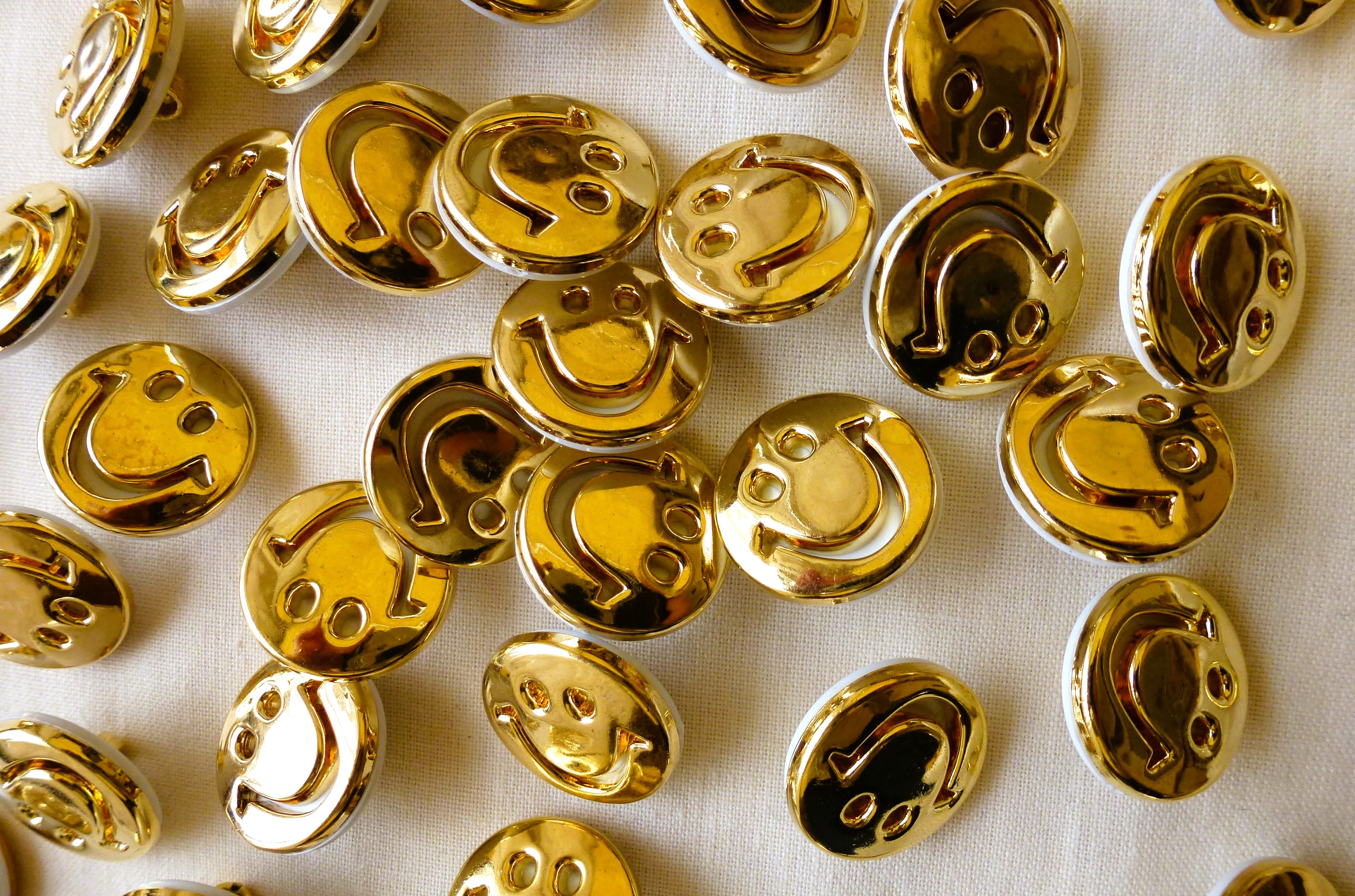 SMILEY Face Buttons 18mm